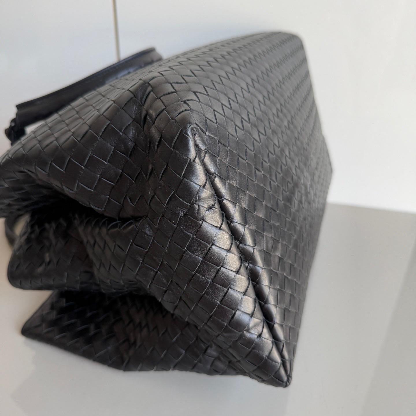 Bottega Veneta Roma Sac à main Intrecciato Nappa Leather Black Large 35cm en vente 1