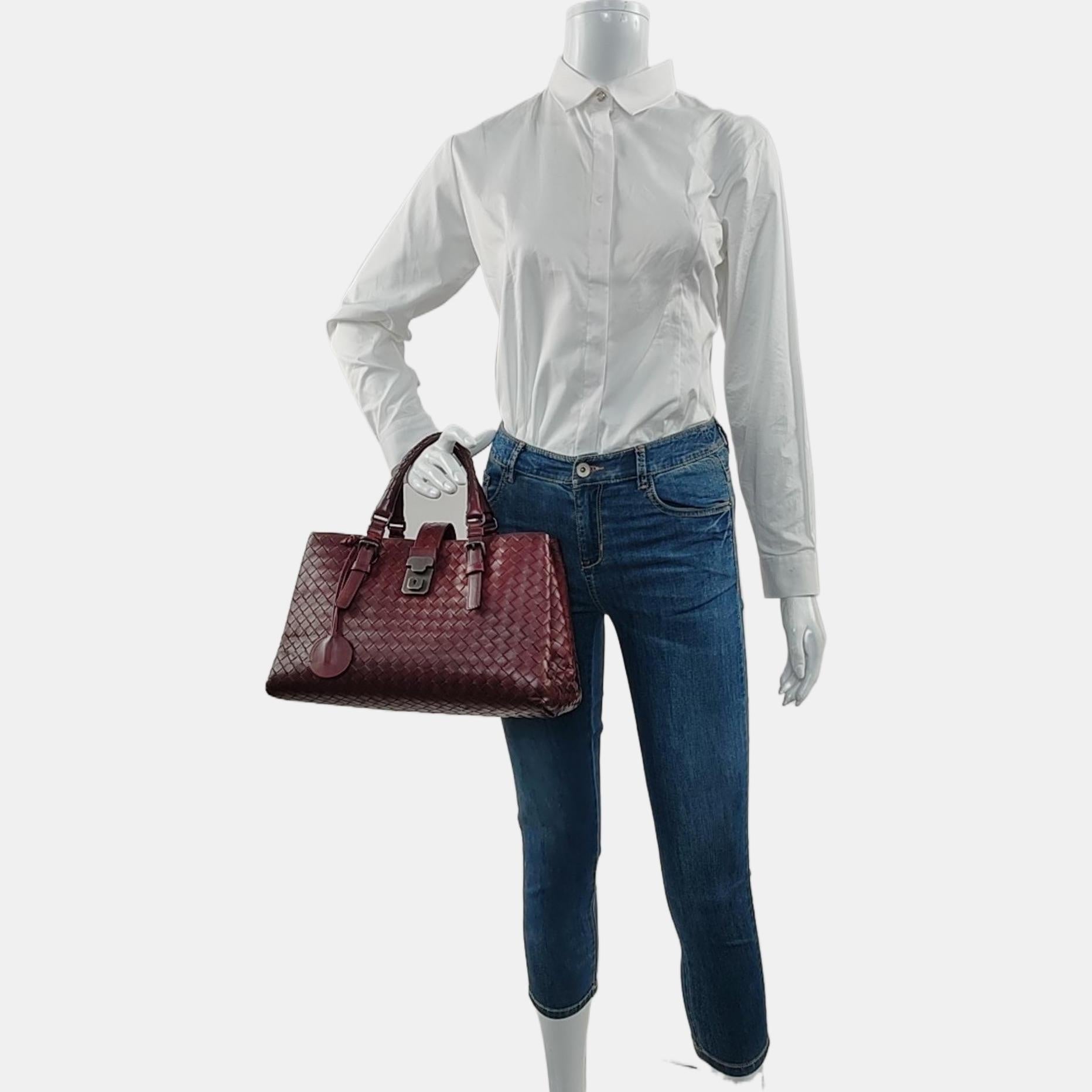 Bottega Veneta Roma Sac à main Intrecciato Nappa Leather Burgundy Medium 30cm
Il s'agit de photos professionnelles du sac offert par Luxbags.
Ce sac Roma de Bottega Veneta est une pièce de luxe exceptionnelle, fabriquée en cuir nappa de haute