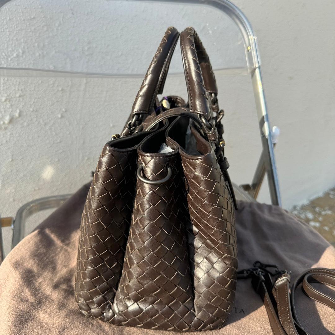 Bottega Veneta Roma Bolso Bolso Intrecciato Nappa Piel Marrón Chocolate Pequeño 30cm
 Estas son fotos profesionales de la bolsa real ofrecida por Luxbags.
 Este Bolso Roma de Bottega Veneta es una pieza excepcional de lujo, confeccionada en la