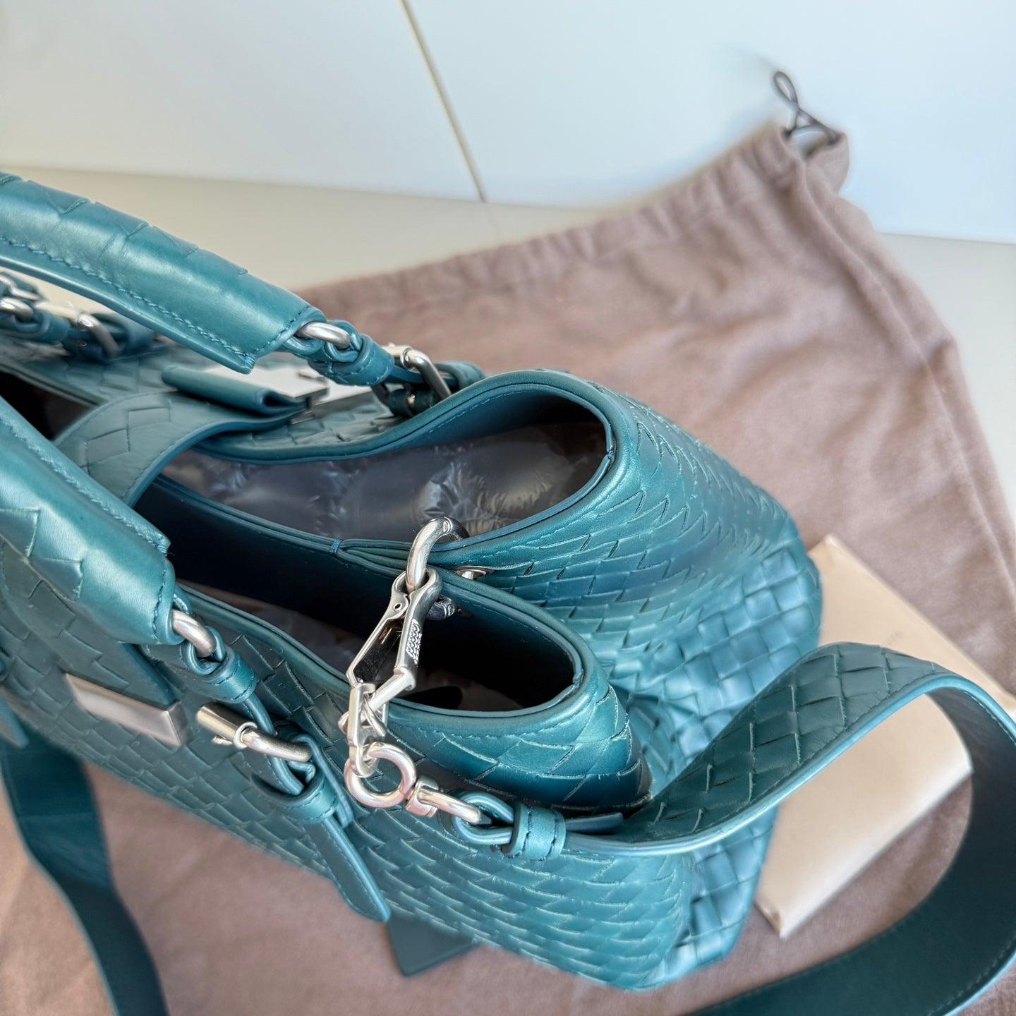 Bottega Veneta Roma Intrecciato Nappa cuir vert avec sangle, petit 30 cm en vente 5