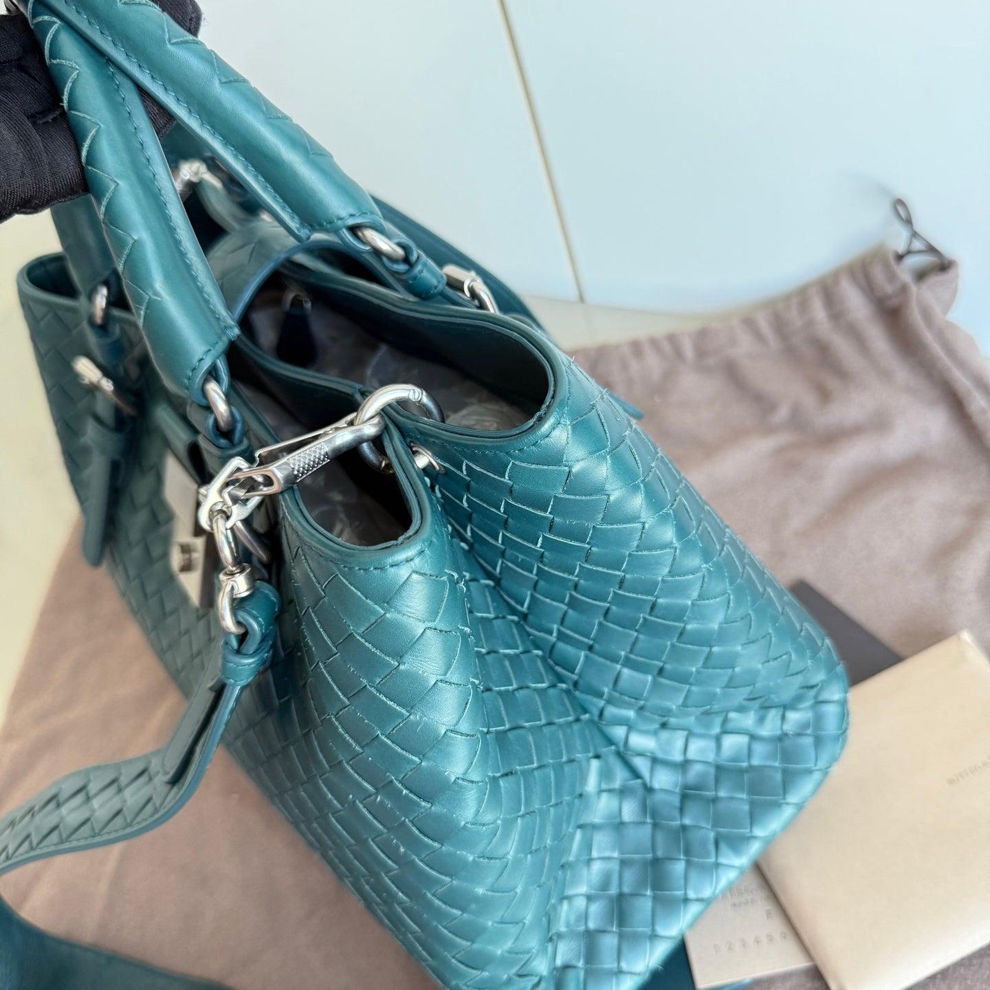 Bottega Veneta Roma Intrecciato Nappa cuir vert avec sangle, petit 30 cm en vente 6