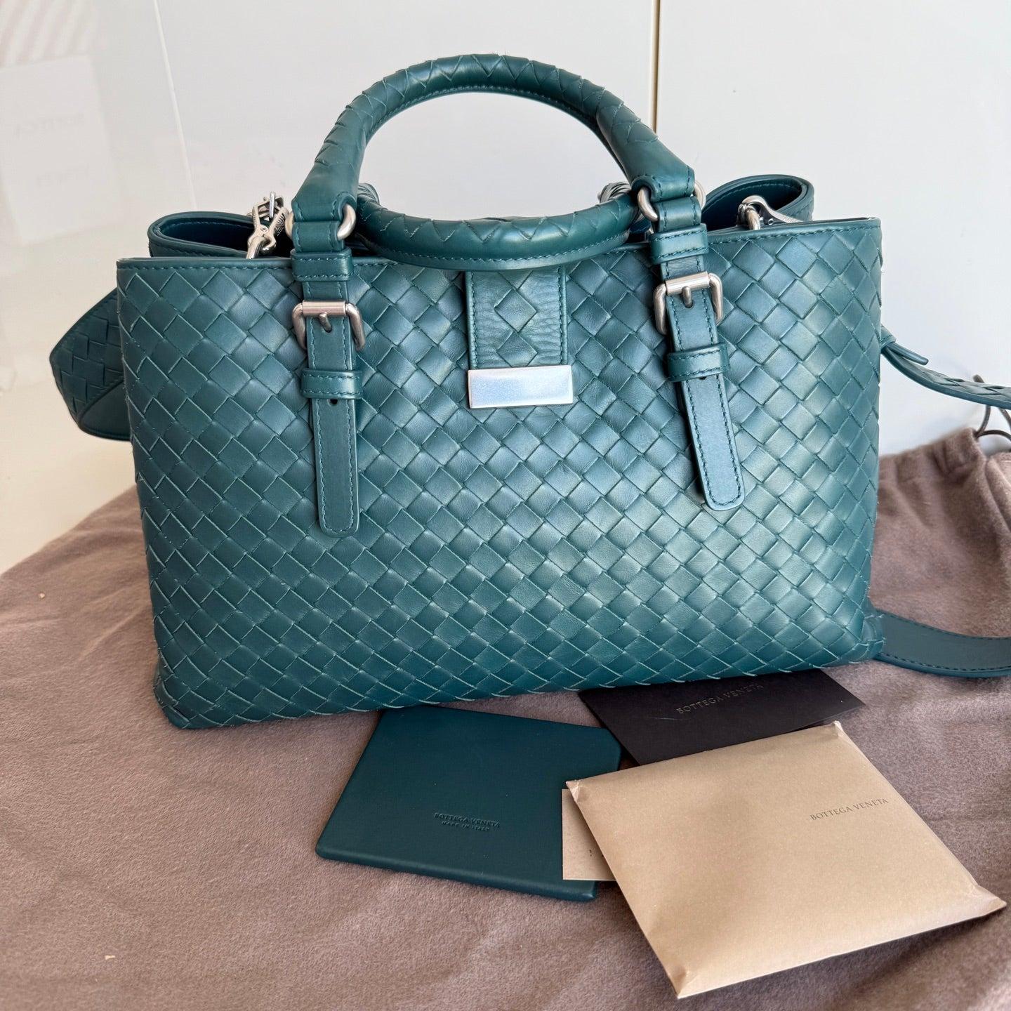 Bottega Veneta Roma Intrecciato Nappa Leather Peacock Green With Strap Small 30cm
 Il s'agit de photos professionnelles du sac.
 Ce sac Roma de Bottega Veneta est une pièce de luxe exceptionnelle, fabriquée à partir d'un cuir marron foncé