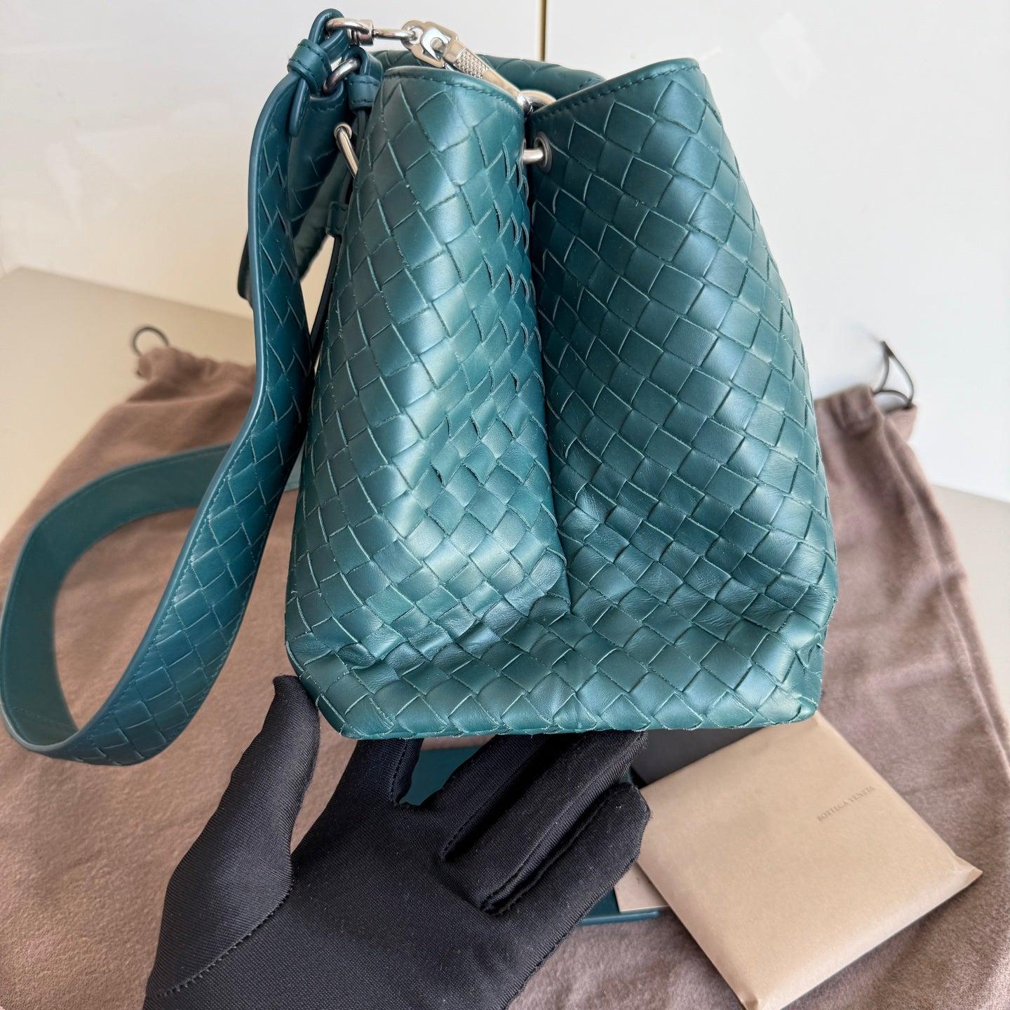 Vert Bottega Veneta Roma Intrecciato Nappa cuir vert avec sangle, petit 30 cm en vente