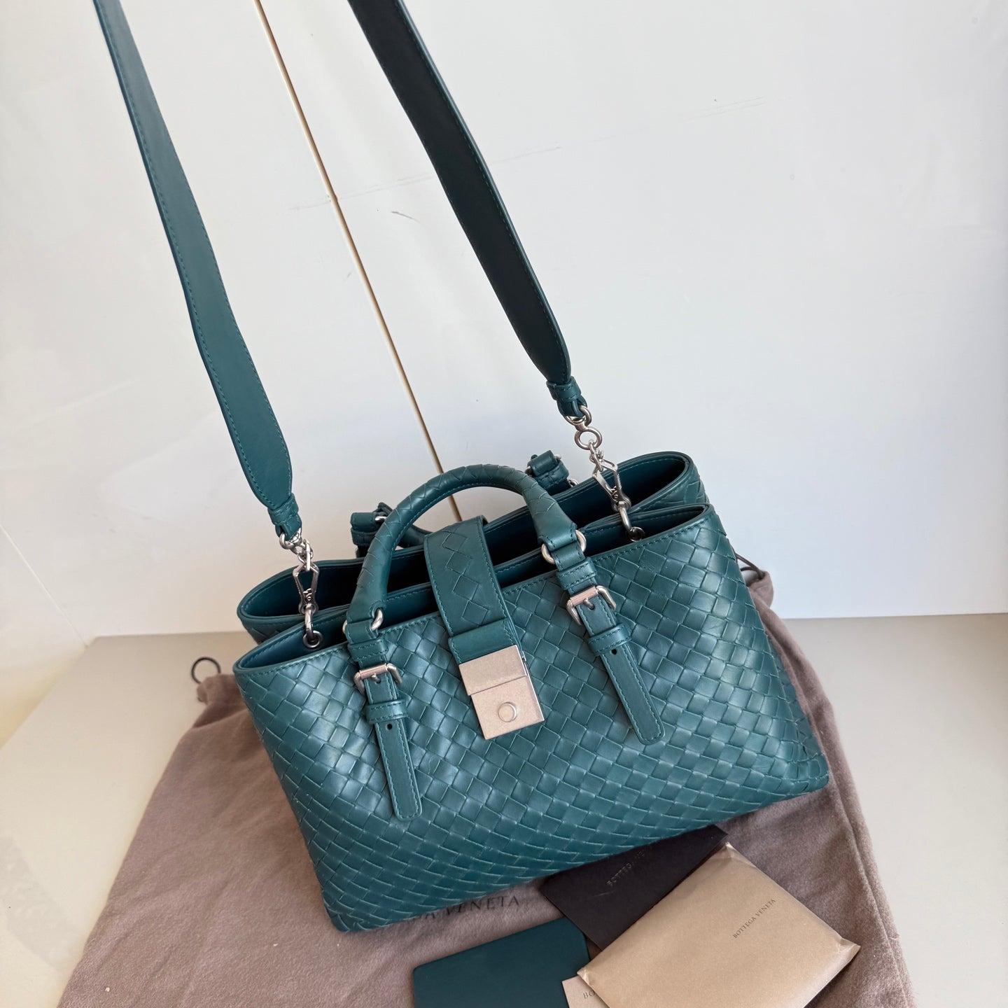 Bottega Veneta Roma Intrecciato Nappa cuir vert avec sangle, petit 30 cm Excellent état - En vente à AUBERVILLIERS, FR