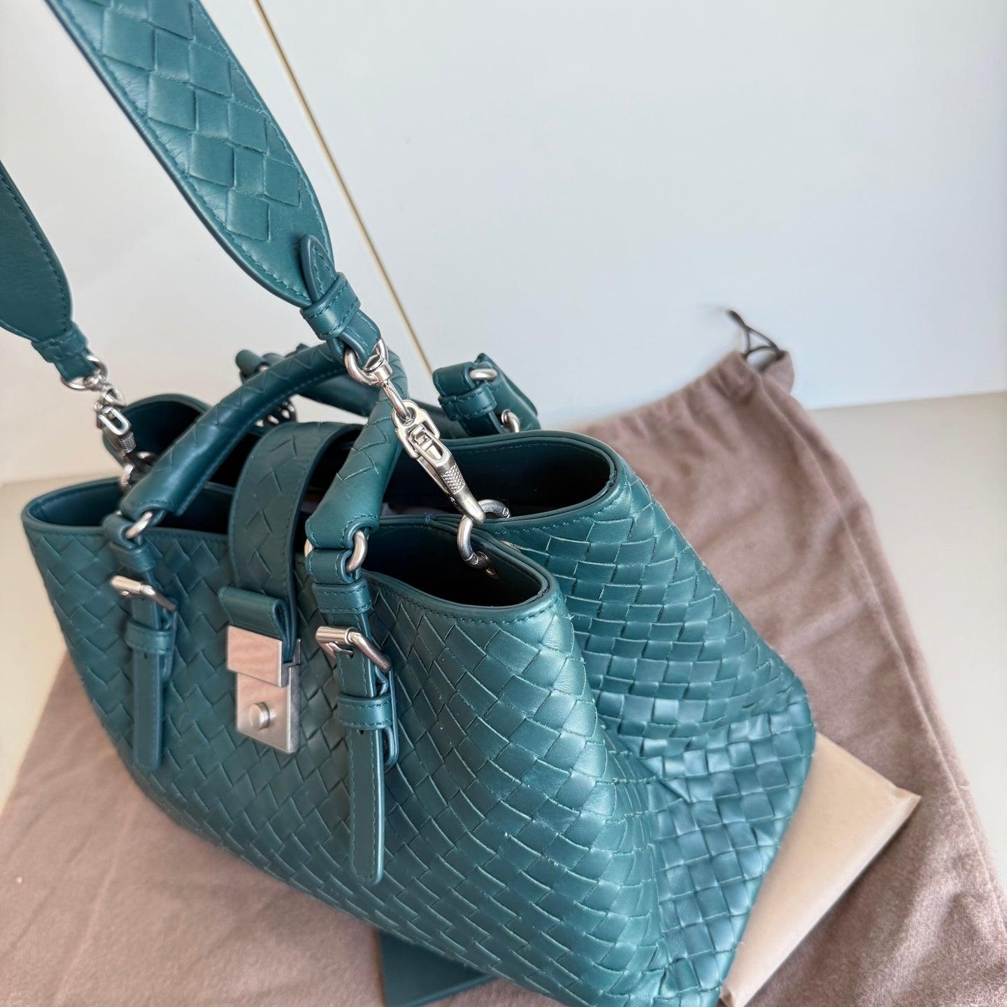 Bottega Veneta Roma Intrecciato Nappa cuir vert avec sangle, petit 30 cm Pour femmes en vente