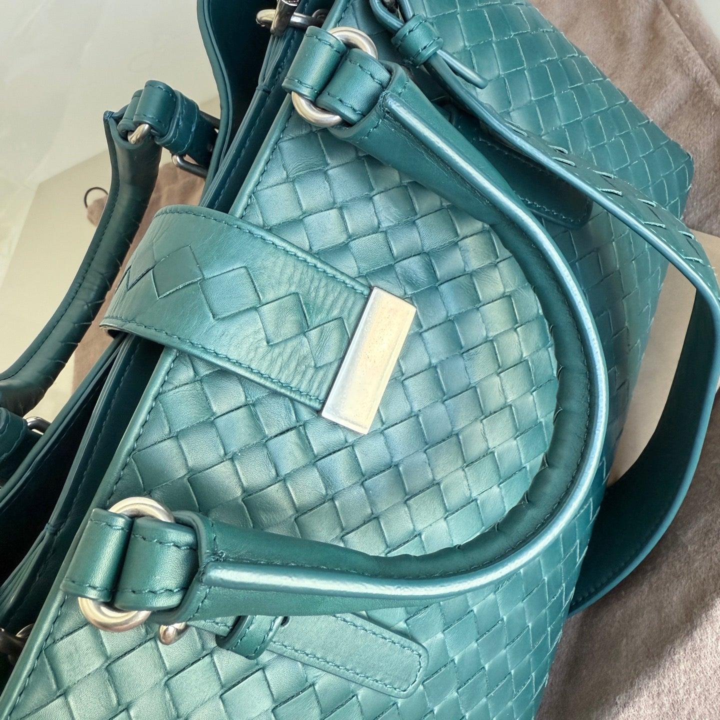 Bottega Veneta Roma Intrecciato Nappa cuir vert avec sangle, petit 30 cm en vente 1