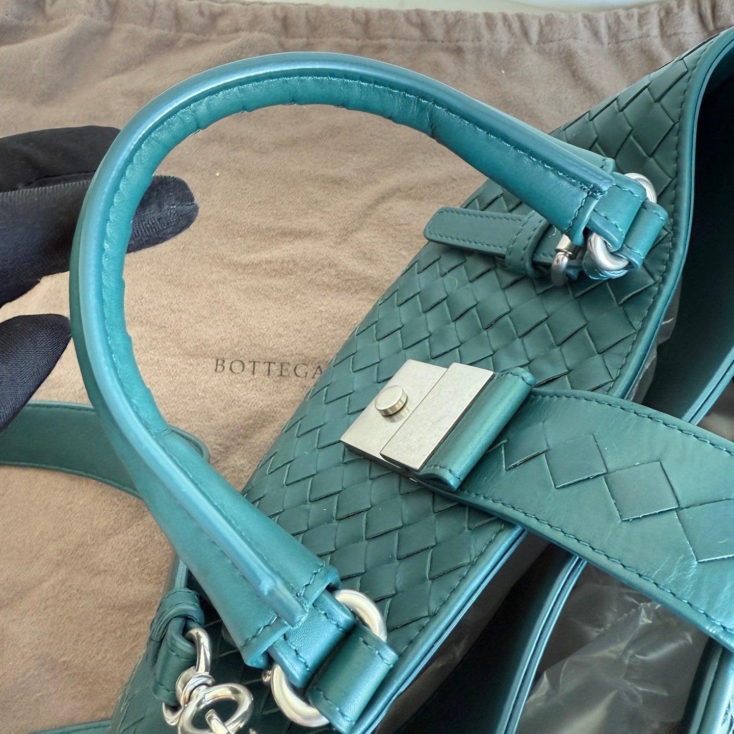 Bottega Veneta Roma Intrecciato Nappa cuir vert avec sangle, petit 30 cm en vente 2
