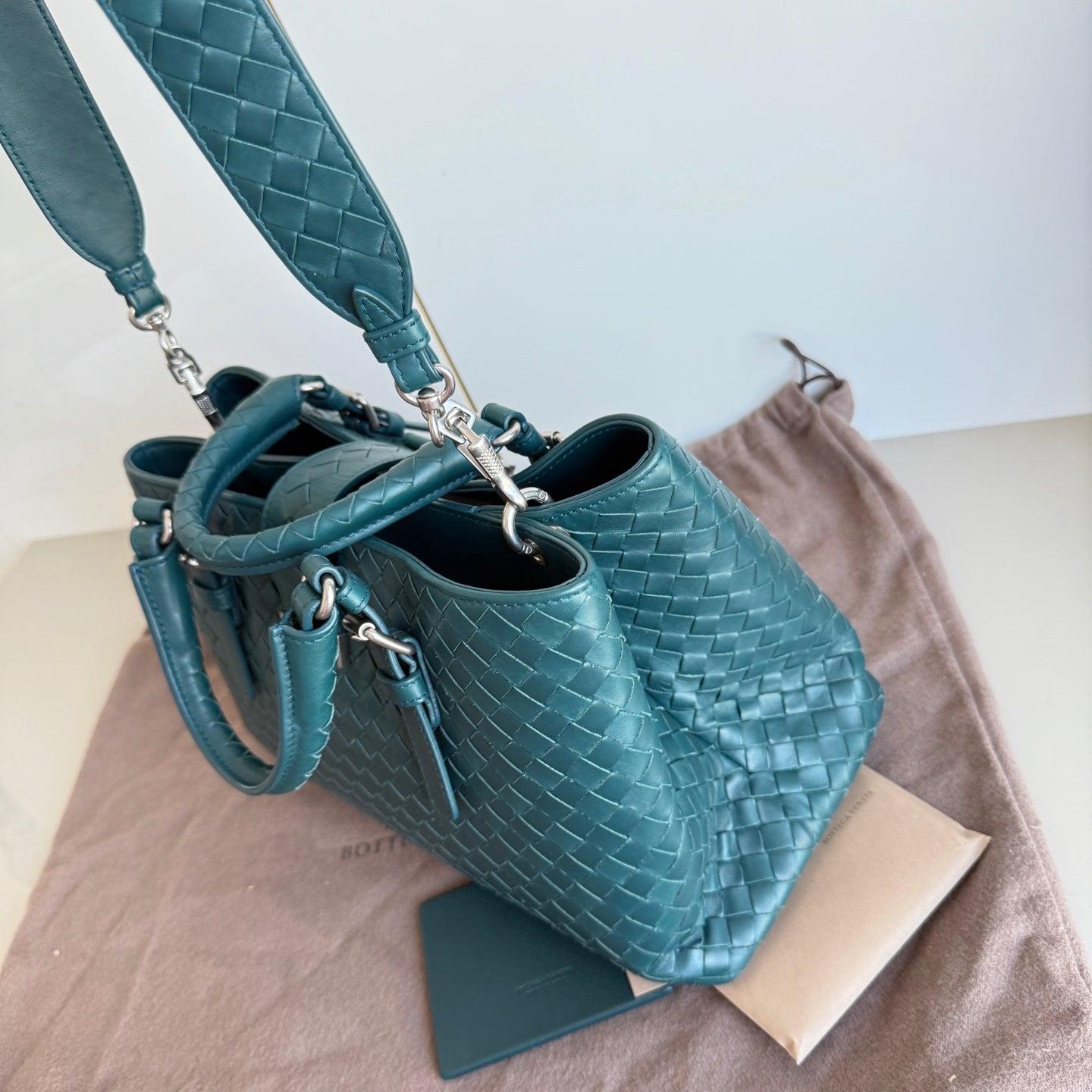 Bottega Veneta Roma Intrecciato Nappa cuir vert avec sangle, petit 30 cm en vente 3