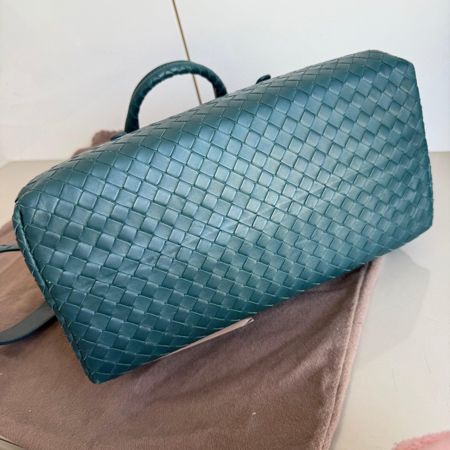 Bottega Veneta Roma Intrecciato Nappa cuir vert avec sangle, petit 30 cm en vente 4