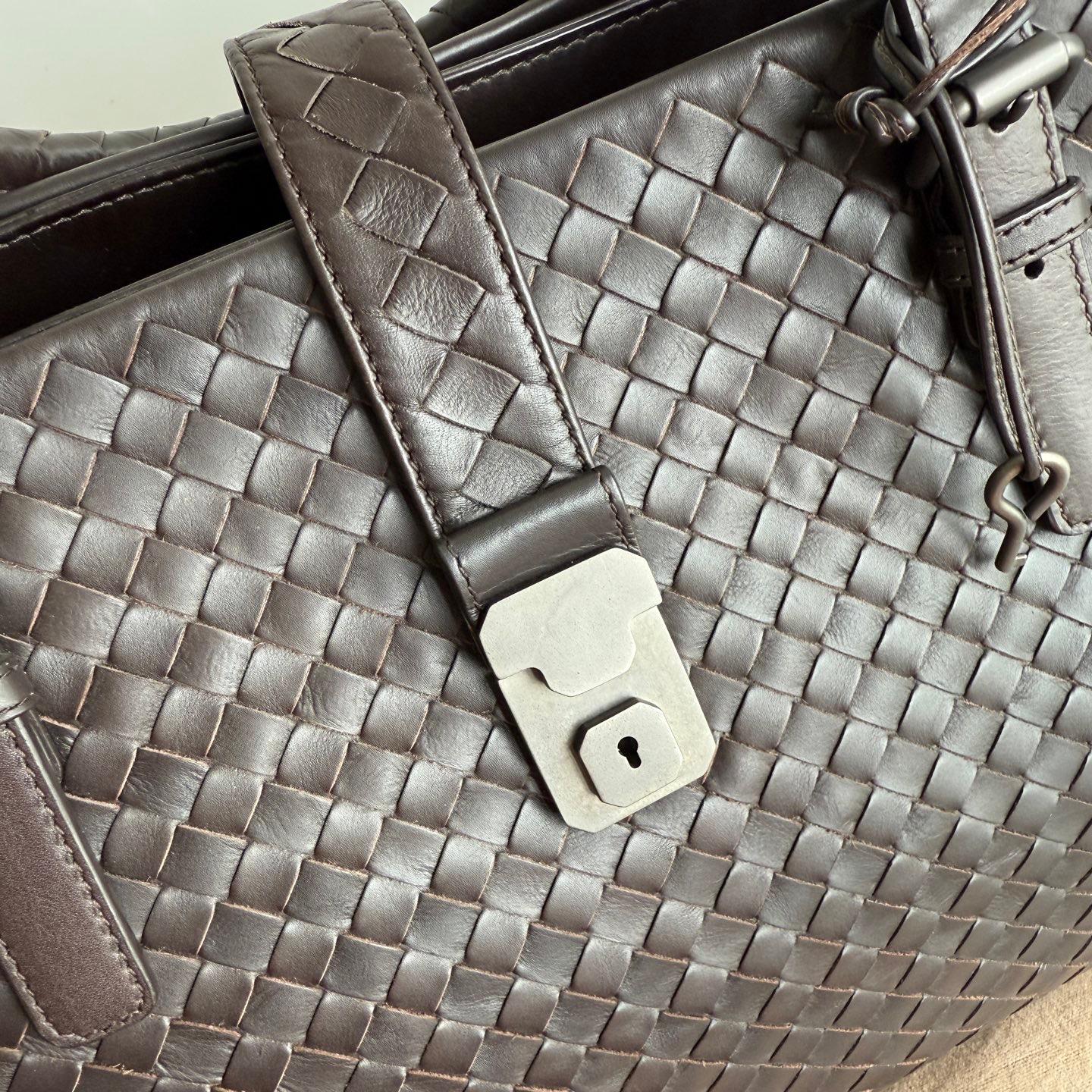 Bottega Veneta Roma Large Intrecciato Nappa Leather Chocolate Brown 35cm In New Condition In AUBERVILLIERS, FR