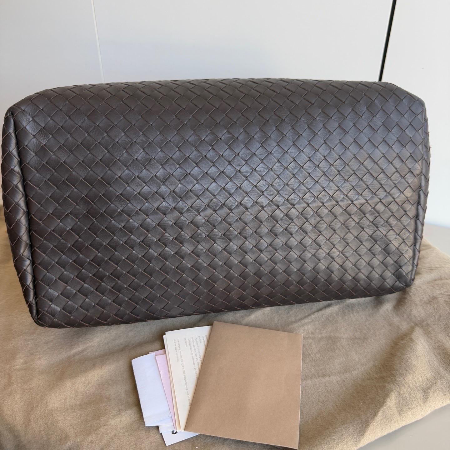 Bottega Veneta Roma Large Intrecciato Nappa Leather Dark Brown 35cm In New Condition In AUBERVILLIERS, FR