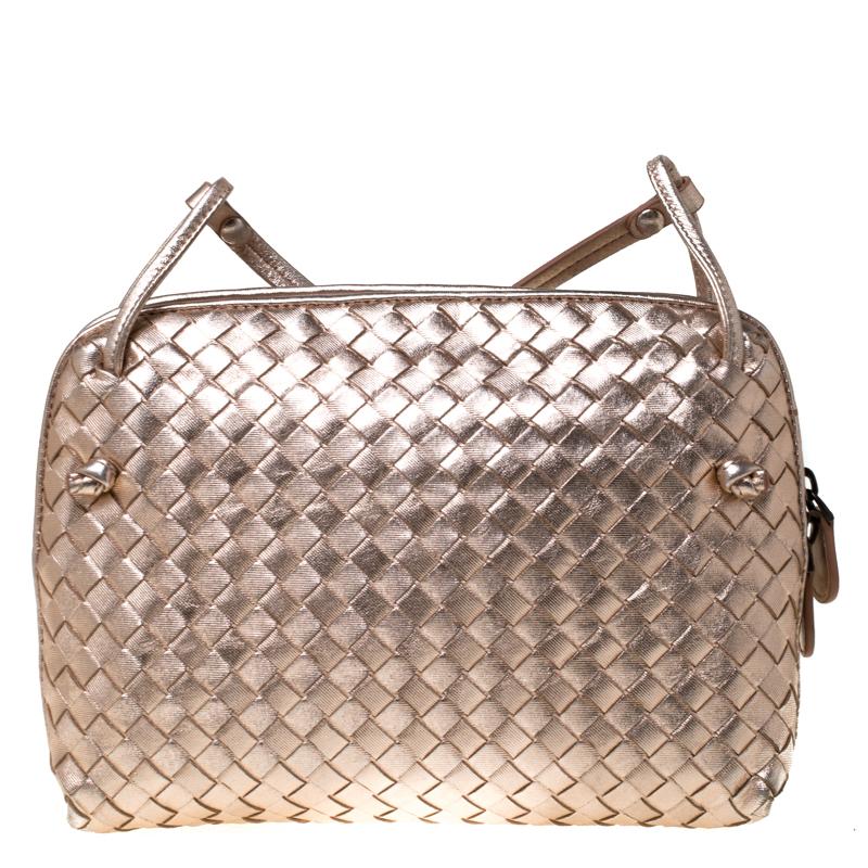 This Nodini bag from Bottega Veneta is crafted from leather using their signature Intrecciato weaving technique flaunting a seamless silhouette. This crossbody bag, personifying elegance and subtle charm, is held by a long shoulder strap. Brimming