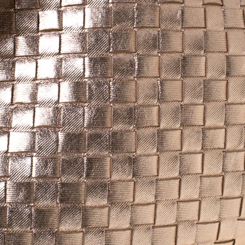 Bottega Veneta Rose Gold Metallic Intrecciato Leather Nodini Crossbody Bag In Good Condition In Dubai, Al Qouz 2