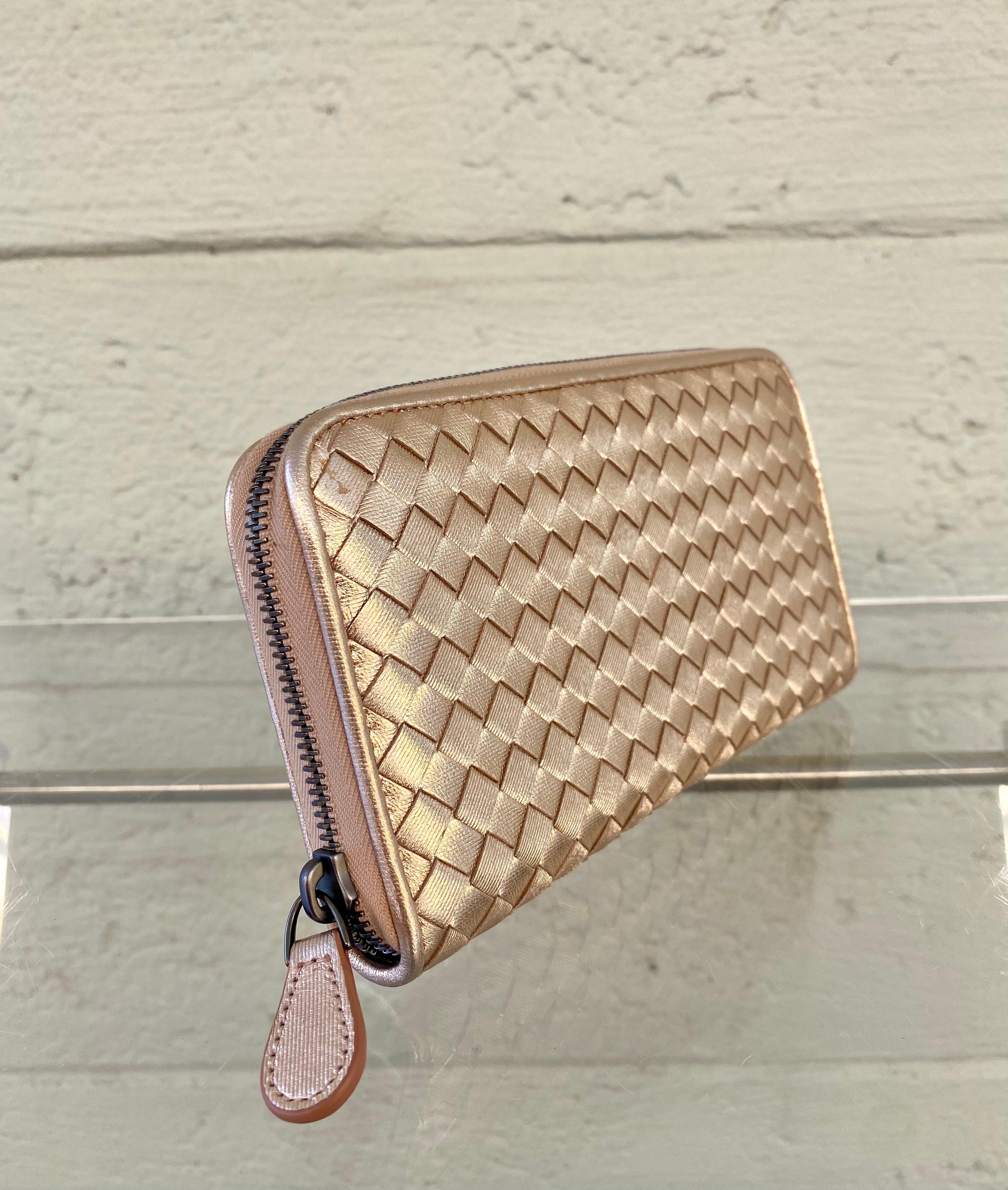 The ultimate in accesories making luxury craftsmanship. The Iconic House of Bottega Veneta always provides us with timeless and classic pieces. This beautiful wallet takes timeless creation to a new level of sophistication and charm. Made from the