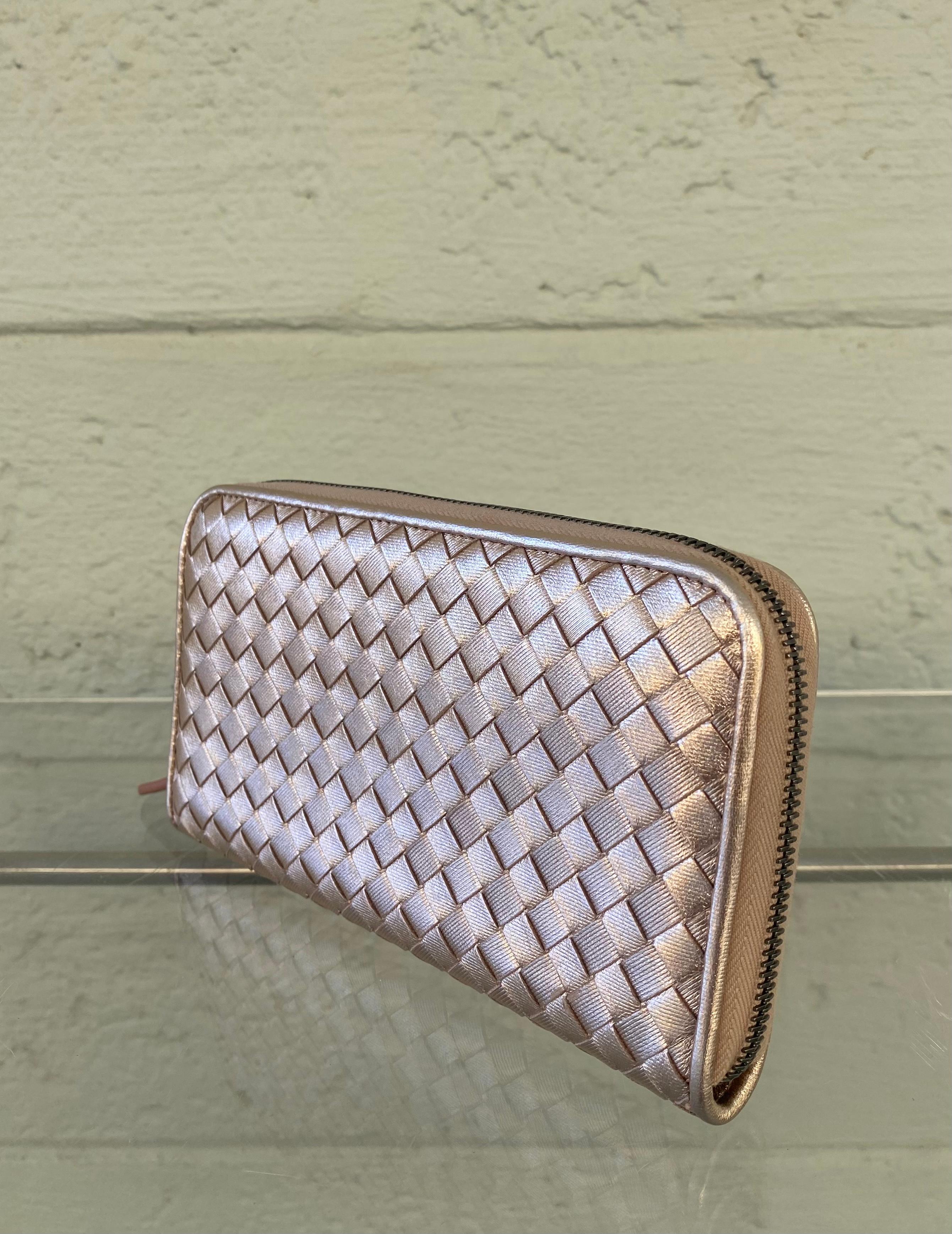 Bottega Veneta Rose Gold Metallic Intrecciato Zip Around Wallet  In New Condition In Fort Lauderdale, FL