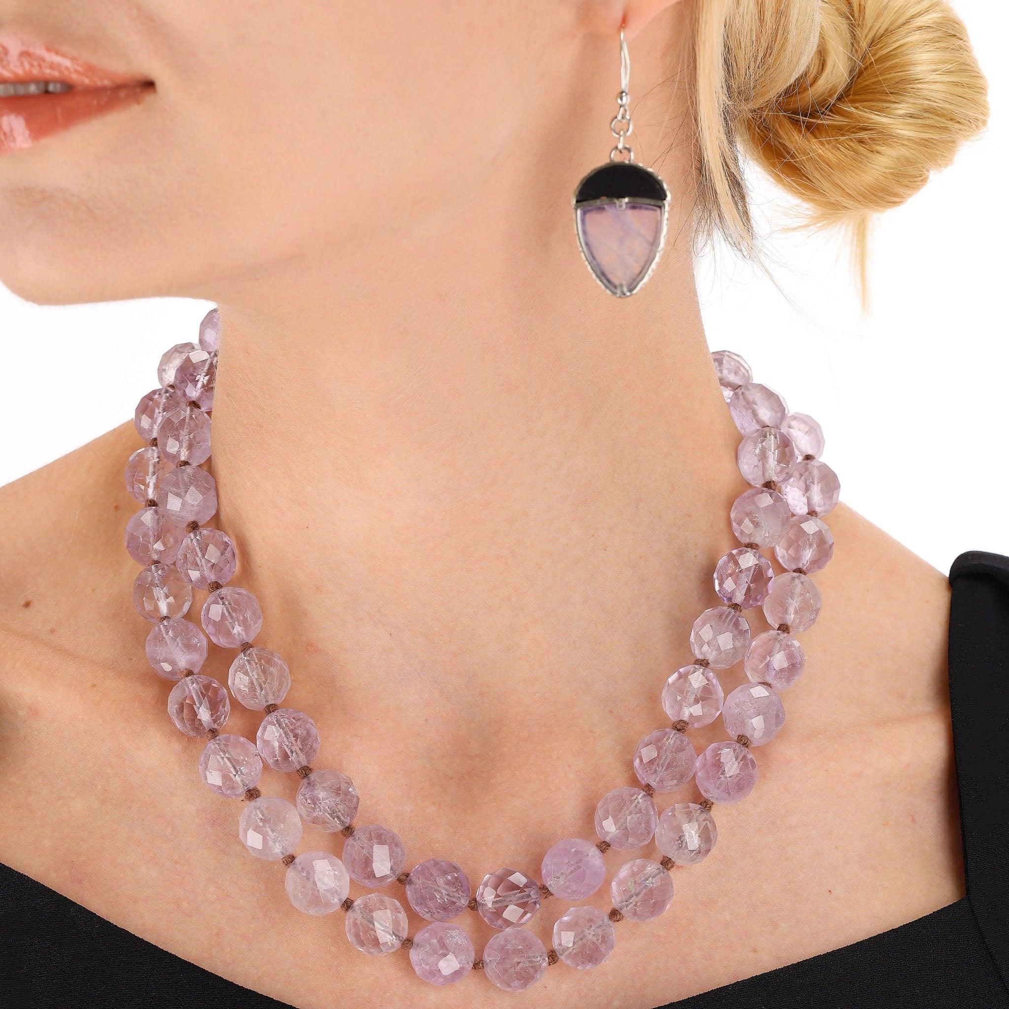 Collana e orecchini abbinati di quarzo rosa di Bottega Veneta

Set di orecchini pendenti in stile ghianda con accenti neri e collana abbinata con chiusura e incastonatura in argento.

La collana è lunga e può essere indossata raddoppiata se lo si