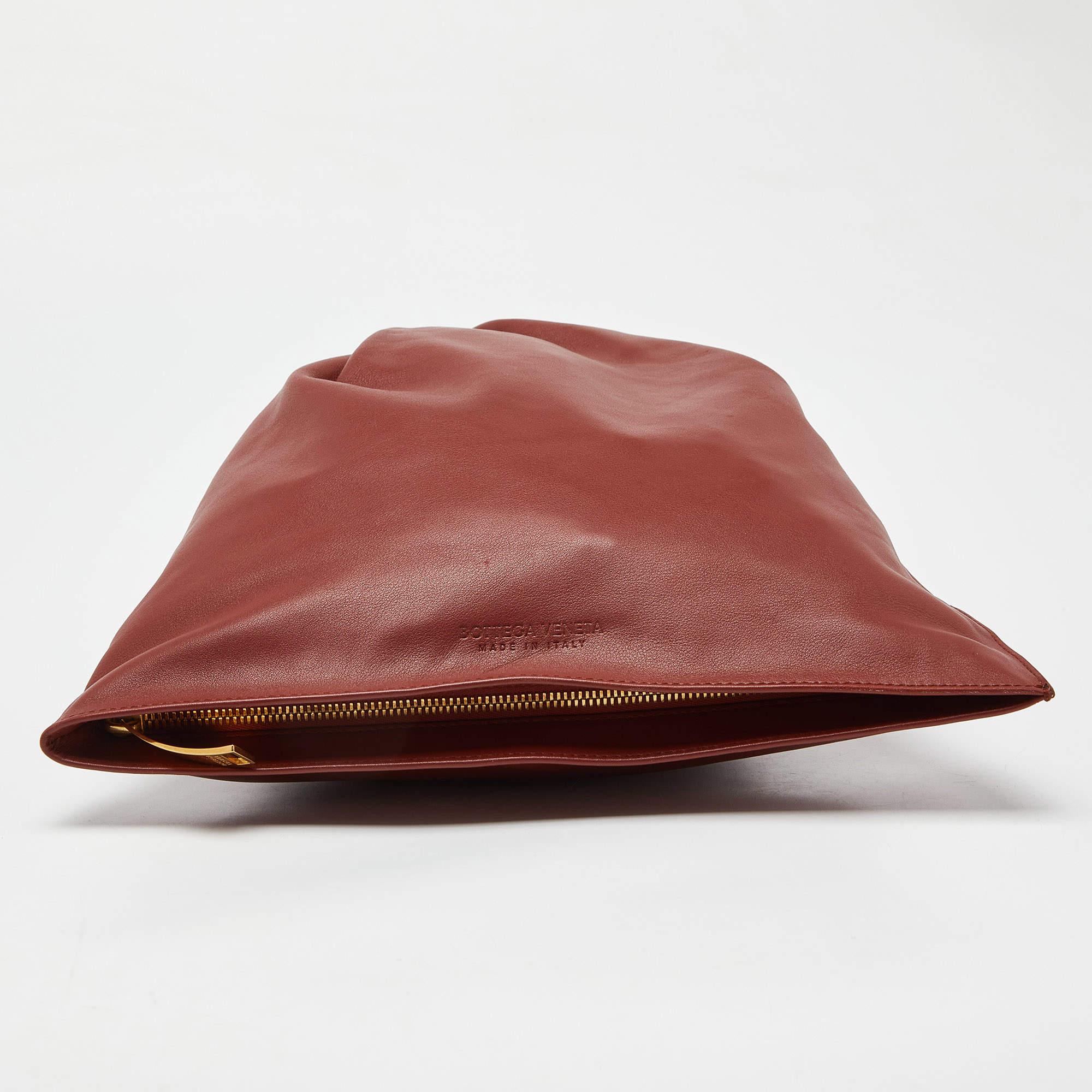Bottega Veneta Rust Brown Leather BV Knotted Twist Clutch In Excellent Condition For Sale In Dubai, Al Qouz 2