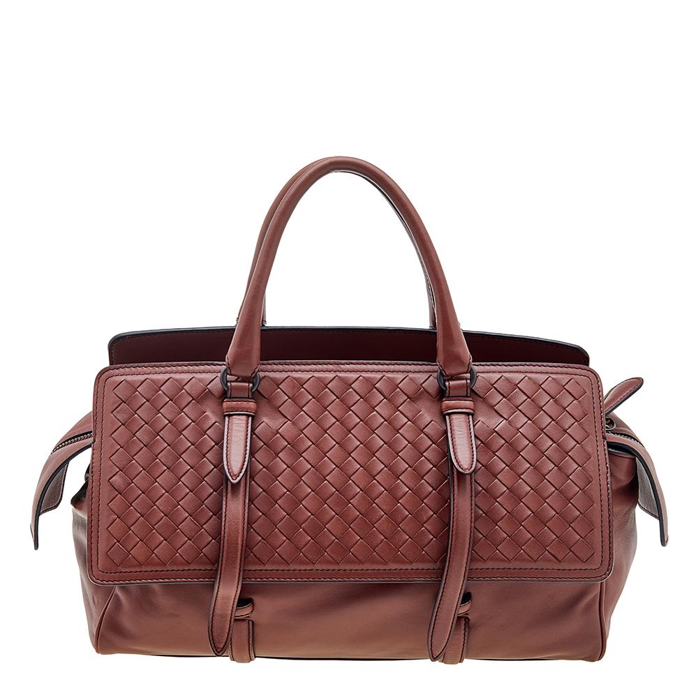 The signature Intrecciato leather panels on the exterior add a recognizable accent to this Bottega Veneta satchel. Lined with suede, it is secured by an extended zipper closure and is equipped with pockets. The dual handles give the bag a practical