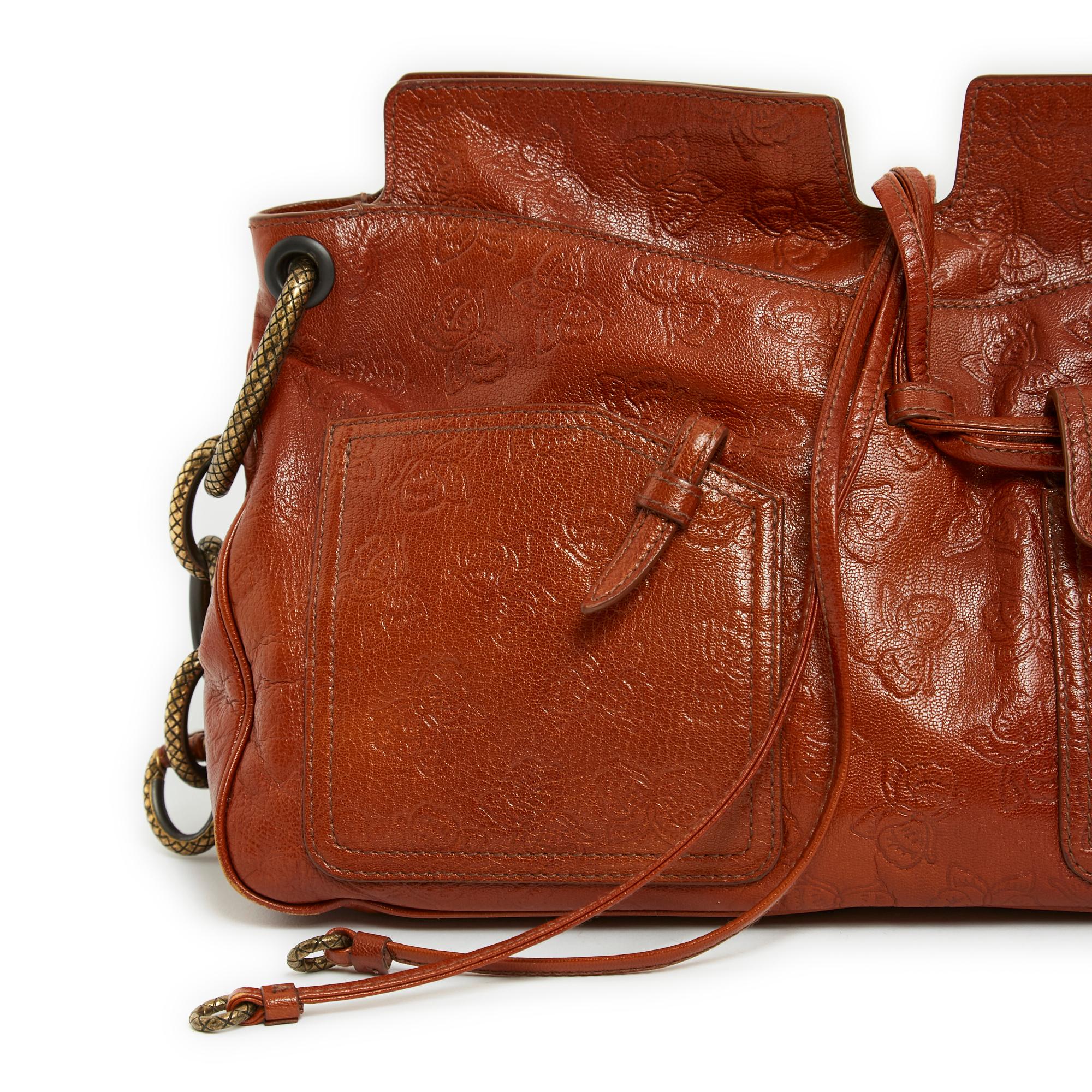 Bottega Veneta bag from 2017 in leather marked with butterflies and slightly glazed, worn on the shoulder (or large clutch), numerous exterior pockets and interior pockets as well, in taupe beige suede, closure with 2 crossed ties or to tie on the