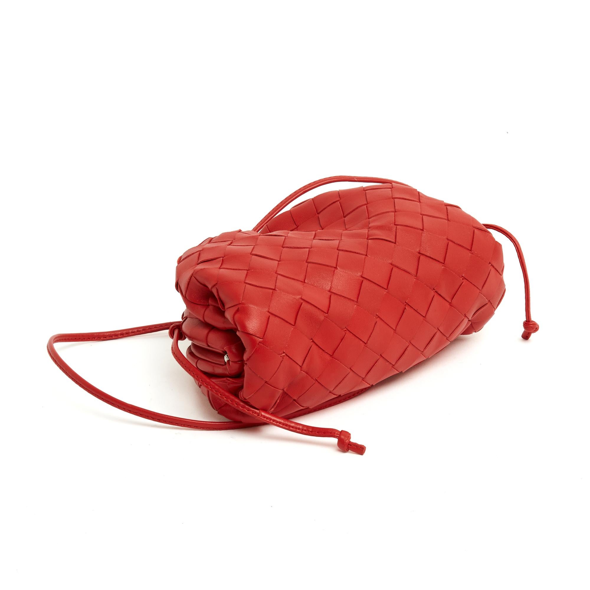 Bottega Veneta Sac épaule pochette Pouch Mini red leather shoulder bag clutch NW In New Condition For Sale In PARIS, FR