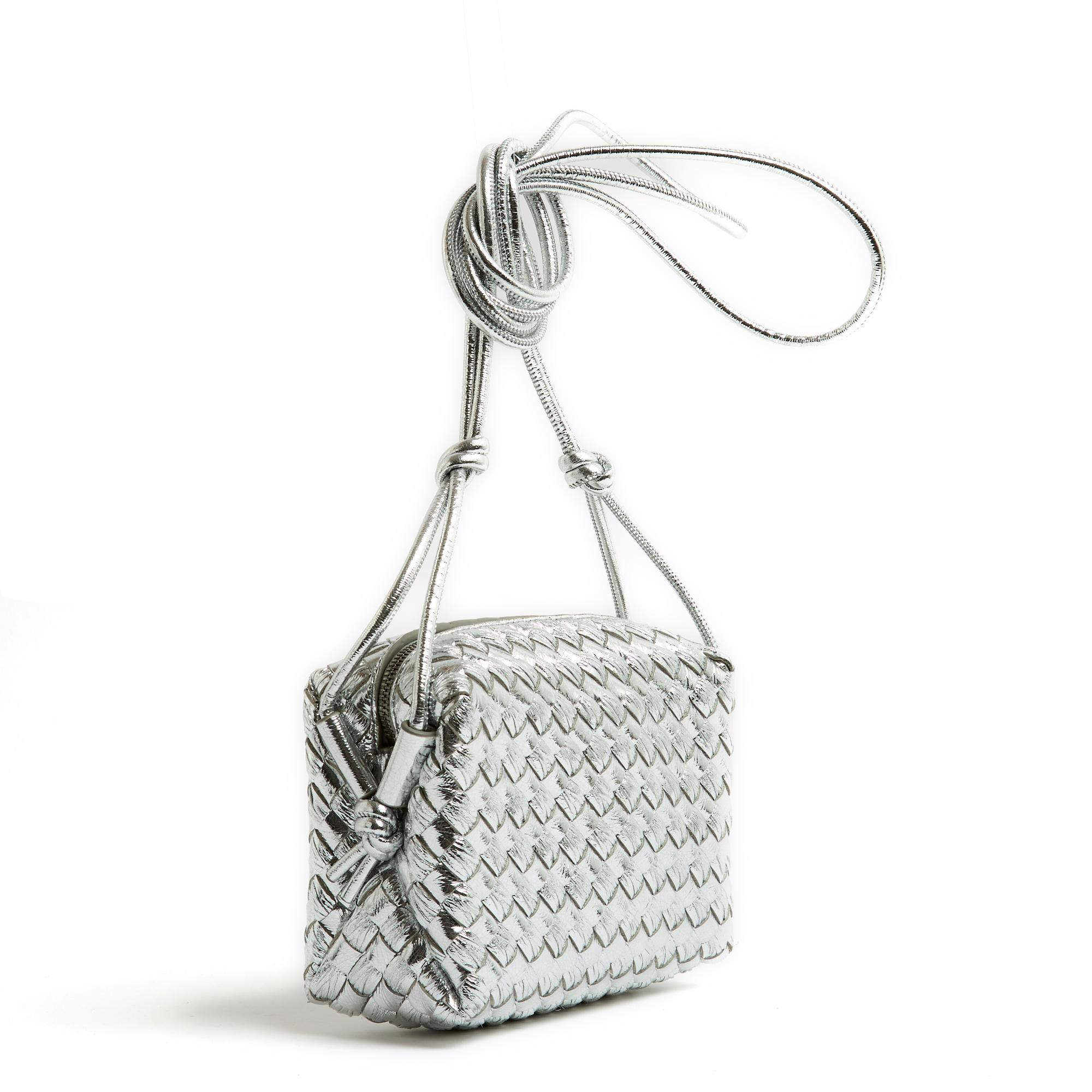 Borsa Bottega Veneta modello Loop Mini Limited Edition 2023 in pelle intrecciata e increspata color argento, interno in tela di cotone nera con una tasca applicata, chiusura con zip, tracolla regolabile composta da un doppio anello in pelle color