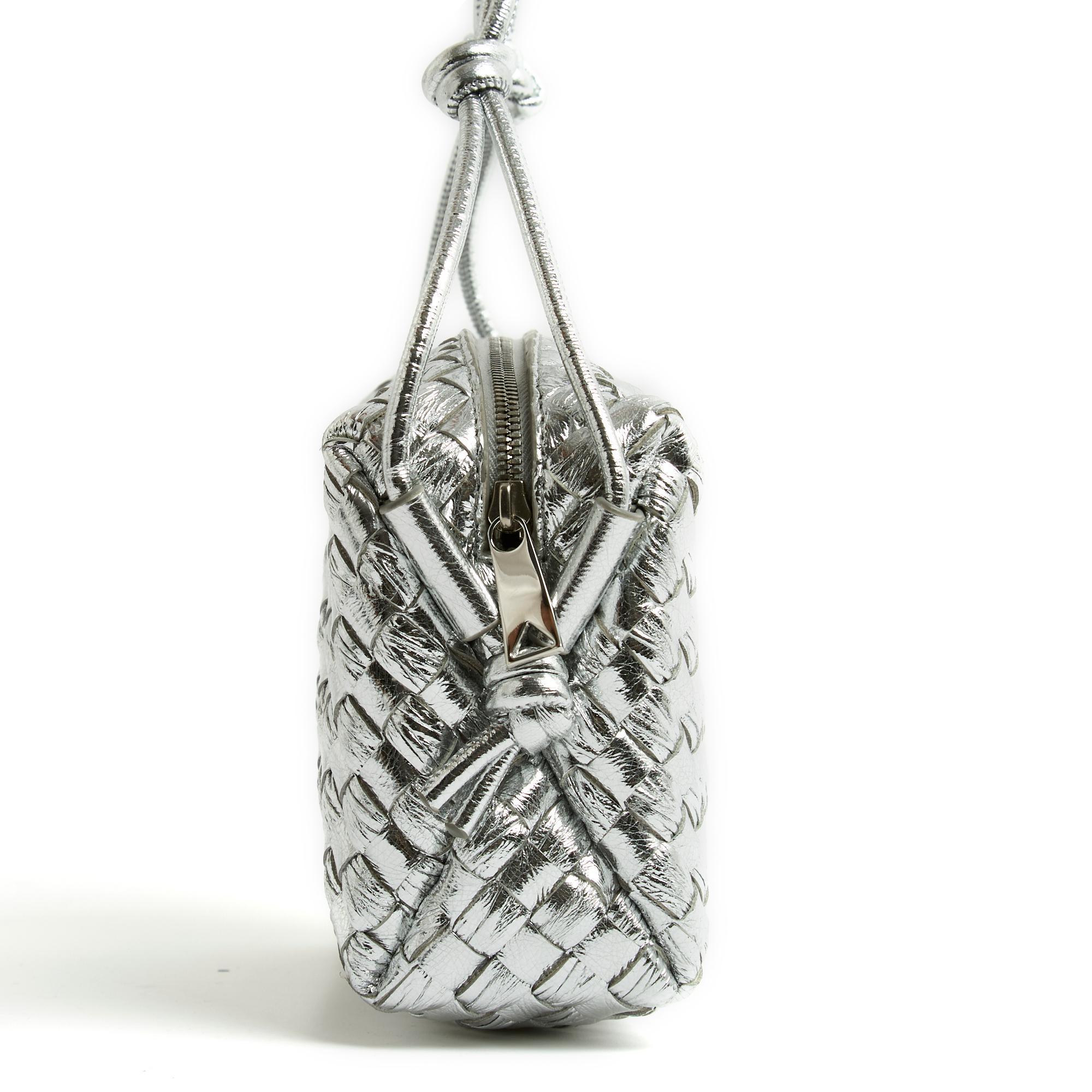 Argento Bottega Veneta Sac Loop mini Intrecciato 2023 Ltd Ed mini tracolla argento in vendita