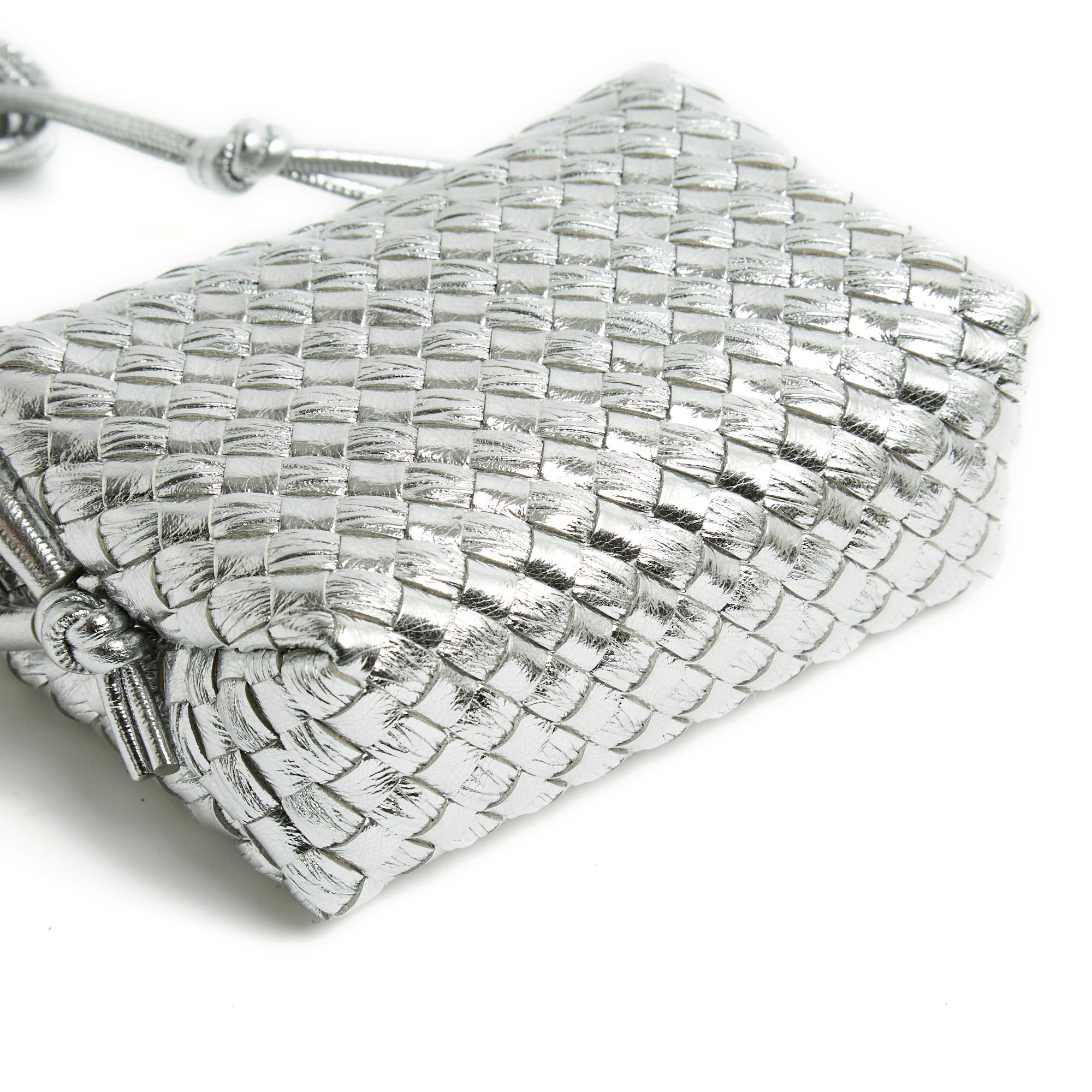 Bottega Veneta Sac Loop mini Intrecciato 2023 Ltd Ed mini tracolla argento In condizioni ottime in vendita a PARIS, FR
