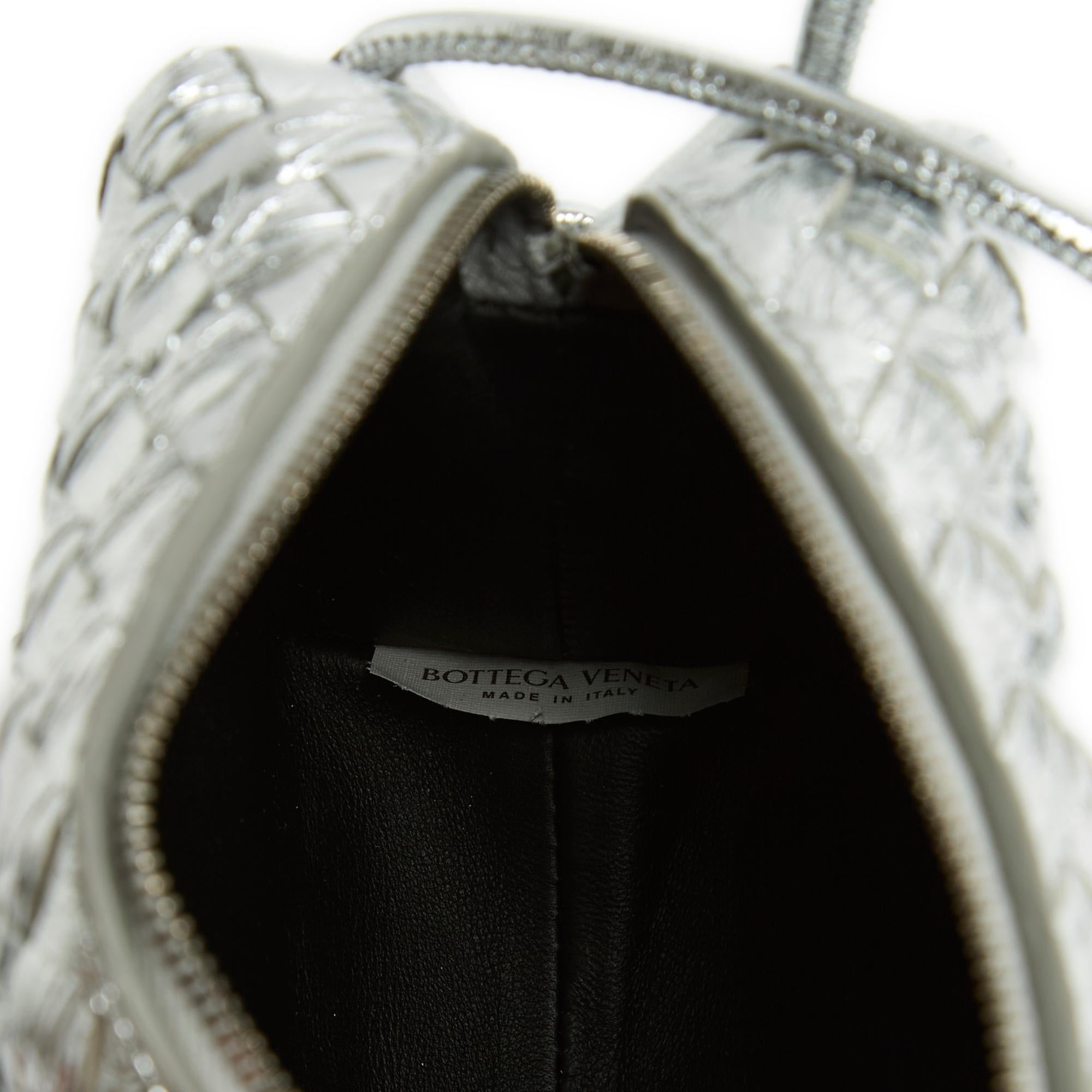 da uomo o donna Bottega Veneta Sac Loop mini Intrecciato 2023 Ltd Ed mini tracolla argento in vendita