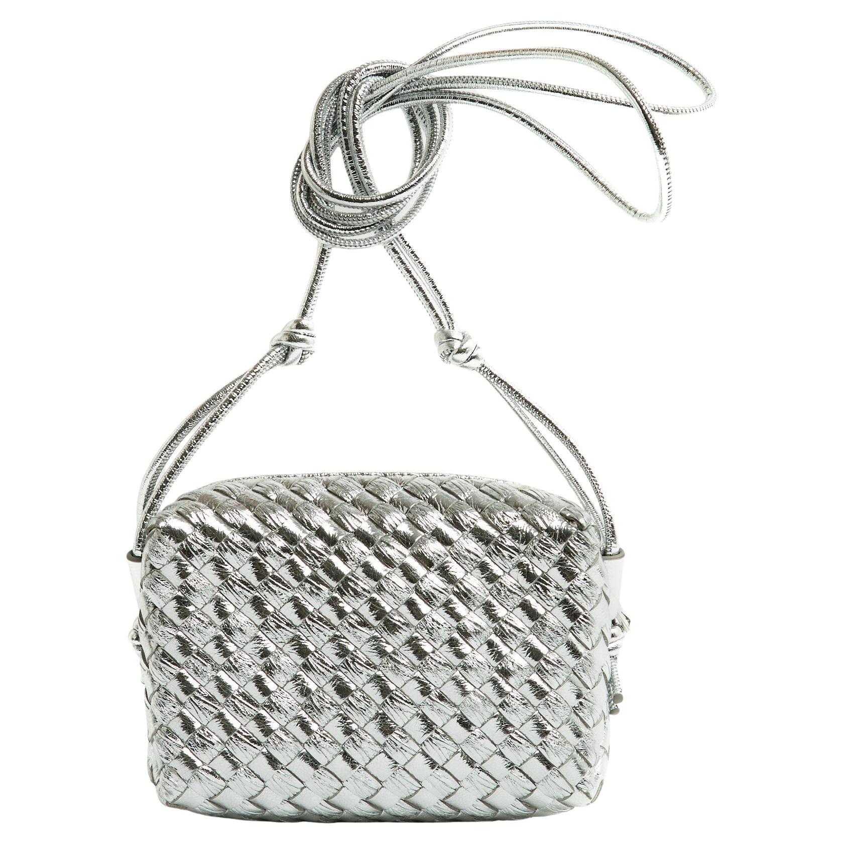 Bottega Veneta Sac Loop mini Intrecciato 2023 Ltd Ed mini tracolla argento in vendita