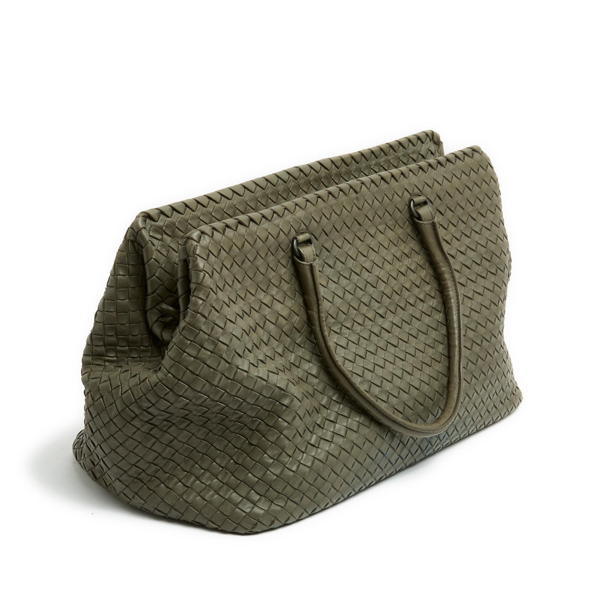 Bottega Veneta medium size travel bag Model or 48h in dark olive green intrecciato leather, coordinated suede interior with a large zipped pocket, 2 handles for carrying in the hand (or shoulders but without coat), closing with a double slider zip