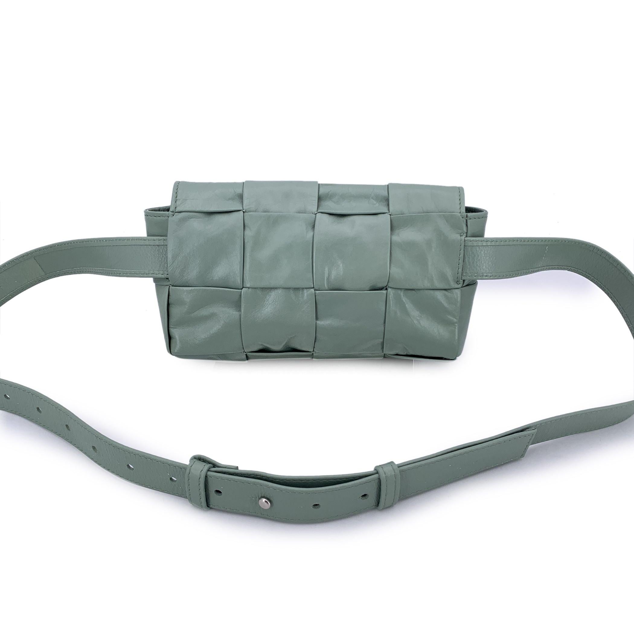 Gris Bottega Veneta - Sac de taille en cuir Intreccio - Vert Sage en vente