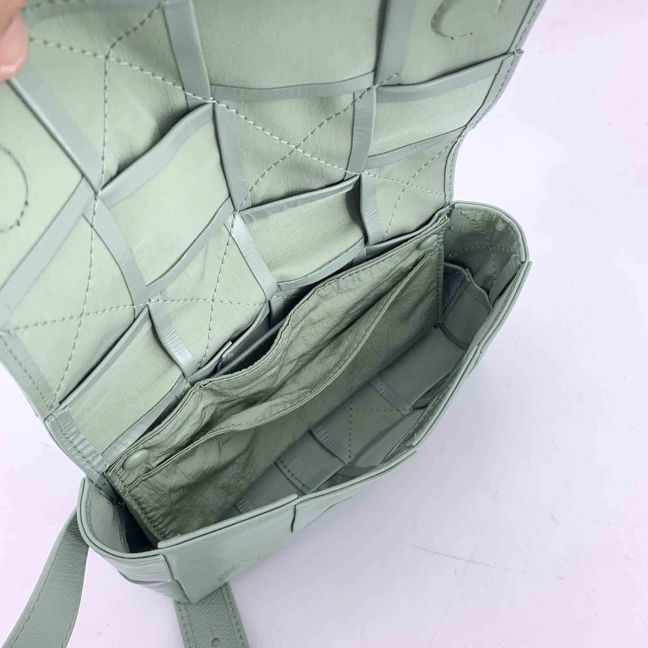 Bottega Veneta - Sac de taille en cuir Intreccio - Vert Sage Pour femmes en vente