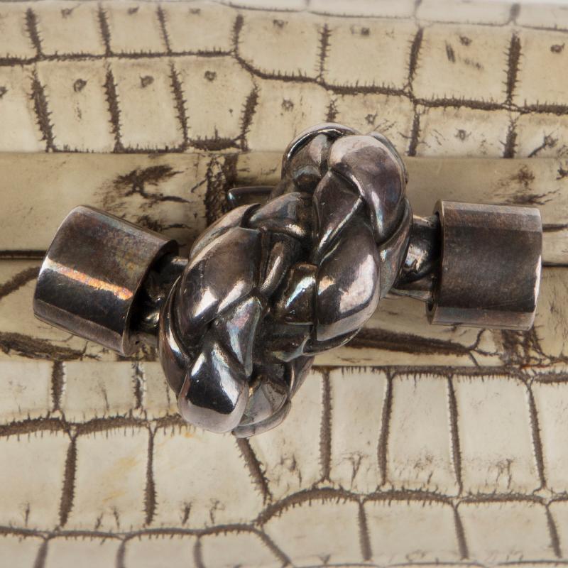 BOTTEGA VENETA - Pochette beige sable en cuir crocodile avec nœud papillon - SMALL Pour femmes en vente
