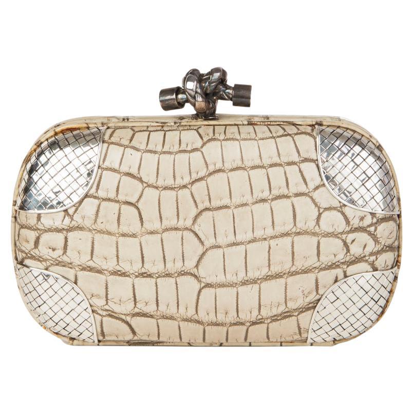 BOTTEGA VENETA - Pochette beige sable en cuir crocodile avec nœud papillon - SMALL en vente