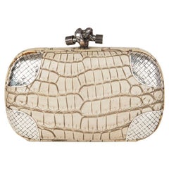 BOTTEGA VENETA - Pochette beige sable en cuir crocodile avec nœud papillon - SMALL