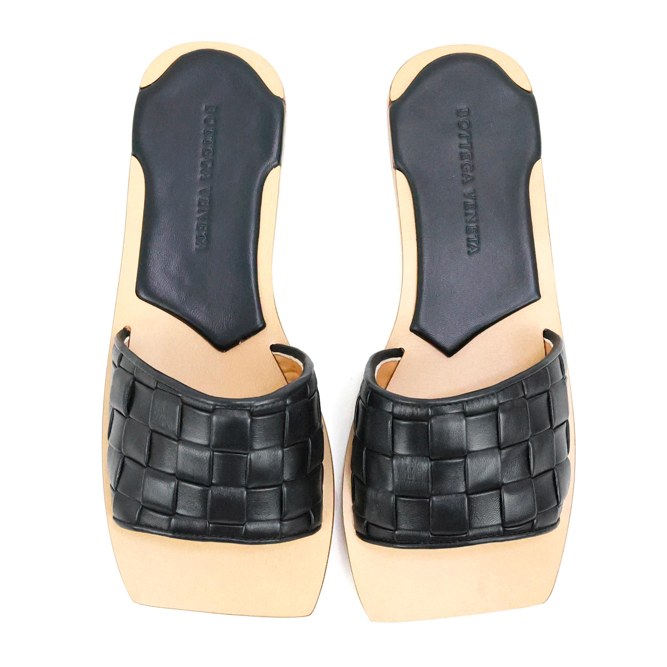 Bottega Veneta sandals in weaved nappa leather color black. Size 35EU

Condition:
New.

Packing/accessories:
Box, dustbag, card.