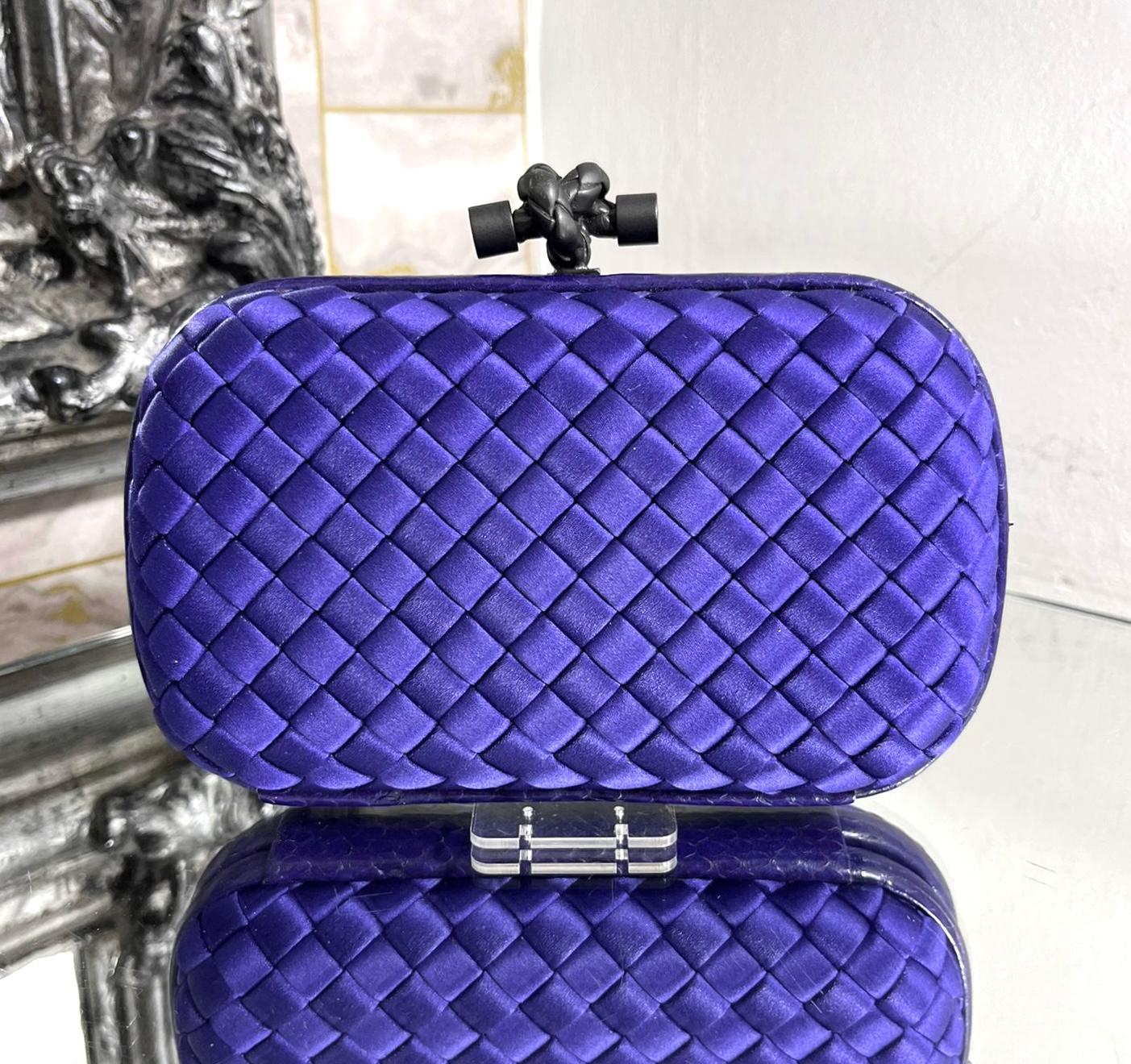 Bottega Veneta Satin & Snakeskin Trim Top Knot Clutch Bag

Structured, dark violet bag designed with the brand's signature Intrecciato weave.

Featuring black palladium knot twisted closure and tonal snakeskin trimming.

Size – Height 10cm, Width