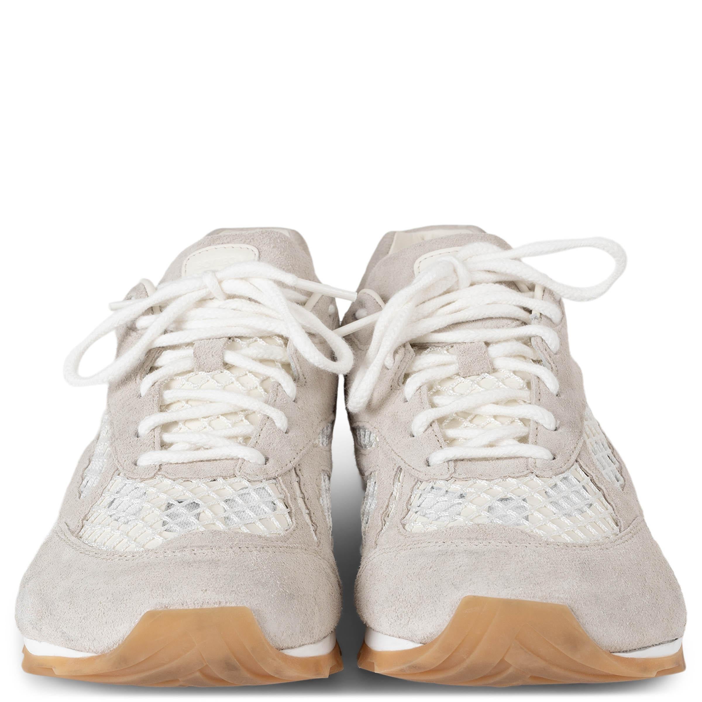 Ces baskets Orbit runner 100 % authentiques de Bottega Veneta sont réalisées en daim patiné et en maille technique légère dans un coloris sel de mer raffiné. Conçues avec un devant à lacets, elles sont dotées d'une doublure en cuir de veau pour le
