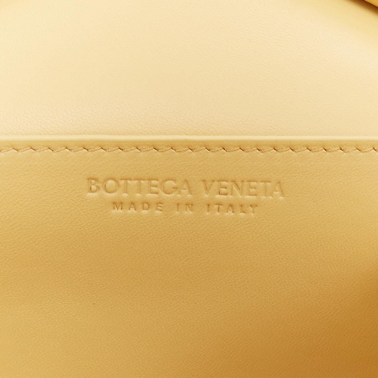 BOTTEGA VENETA Sherpa Teddy Bolso bandolera con cadena de piel de cordero dorada en la axila en venta 5