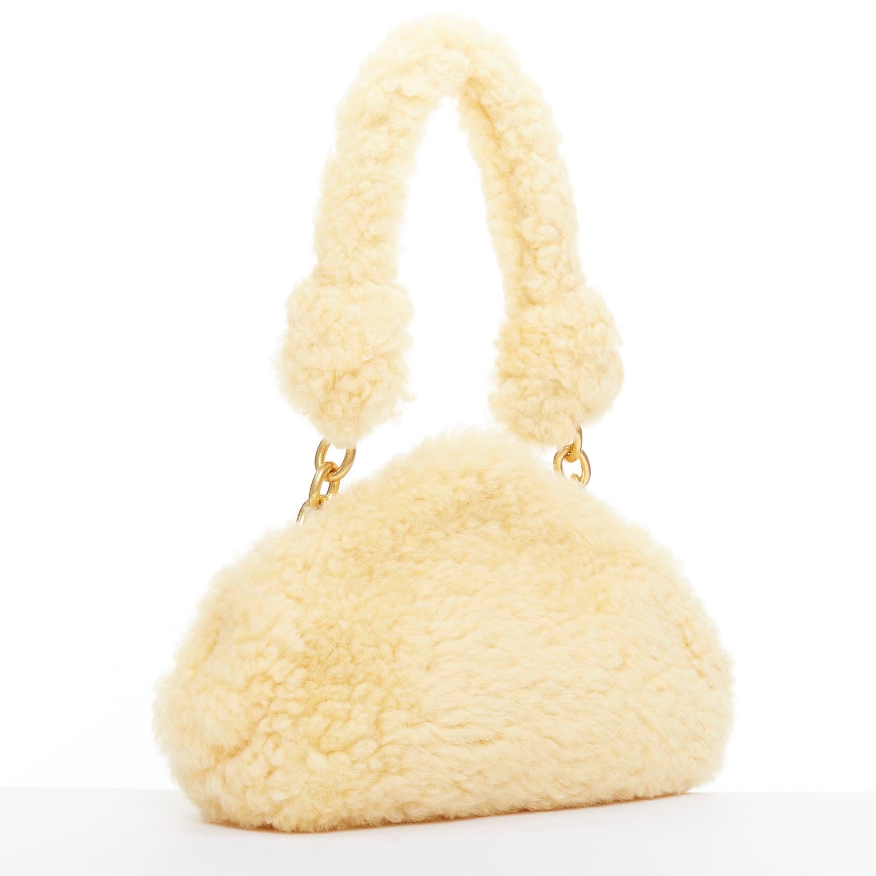 BOTTEGA VENETA Sherpa Teddy Bolso bandolera con cadena de piel de cordero dorada en la axila Oro en venta