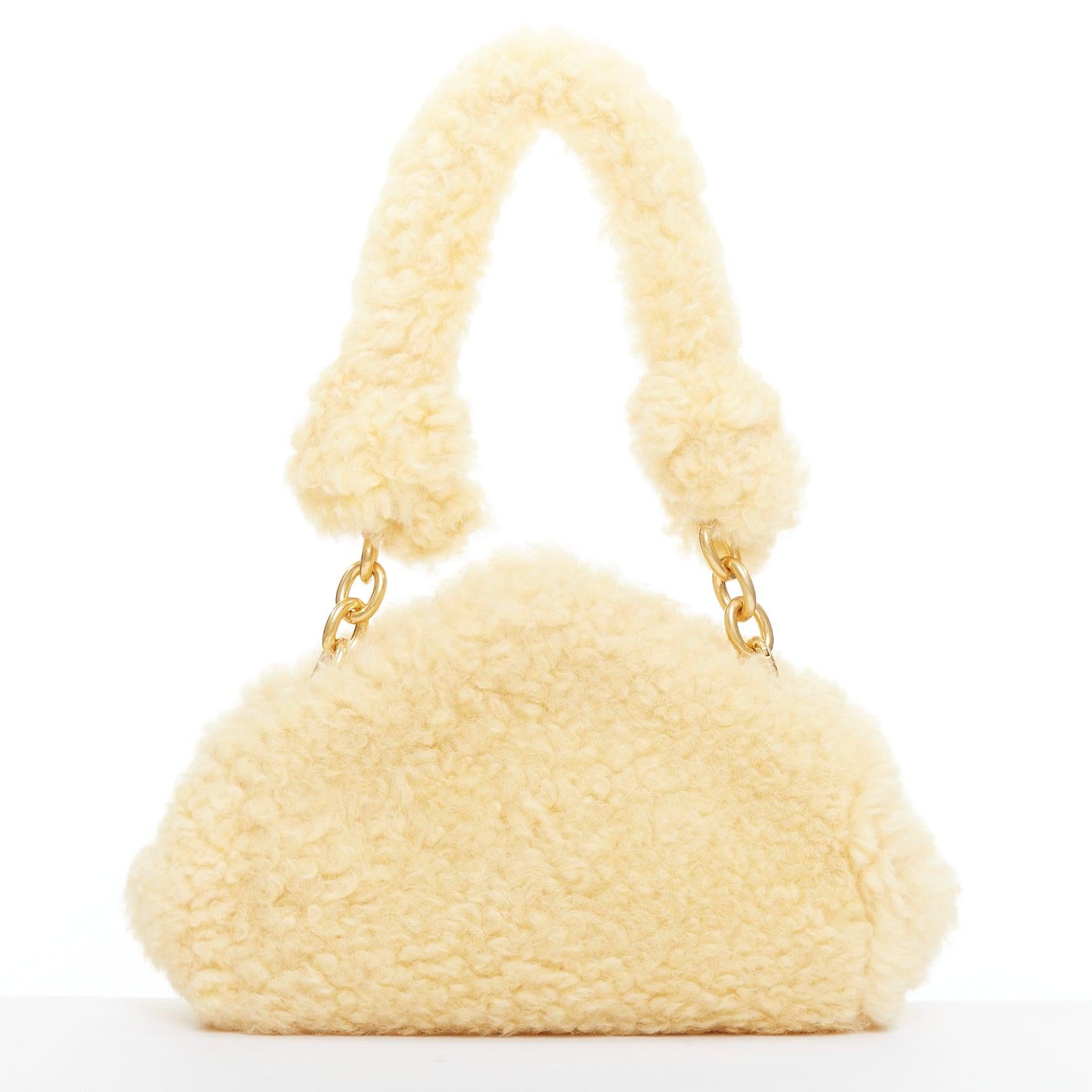 De las mujeres BOTTEGA VENETA Sherpa Teddy Bolso bandolera con cadena de piel de cordero dorada en la axila en venta