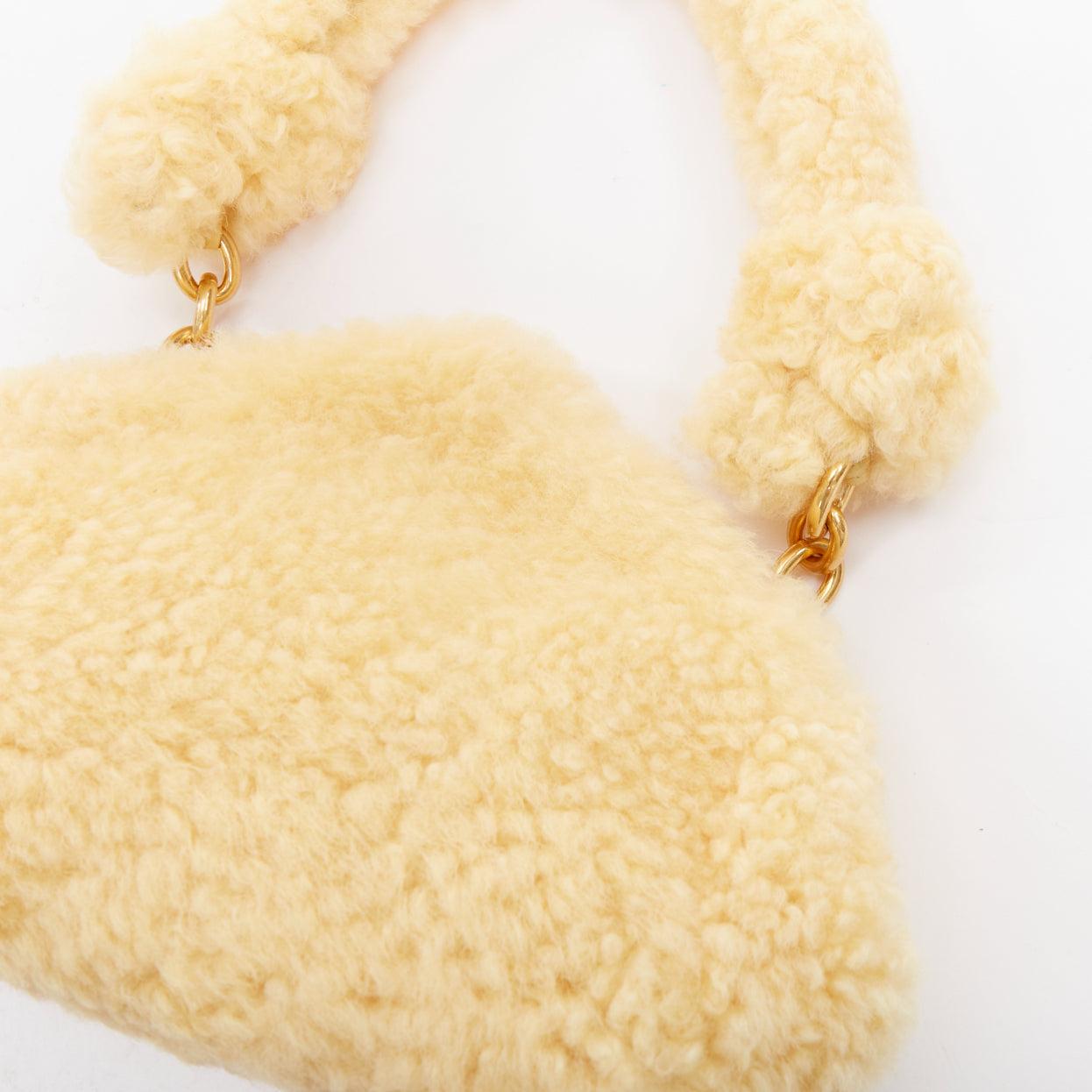 BOTTEGA VENETA Sherpa Teddy Bolso bandolera con cadena de piel de cordero dorada en la axila en venta 2