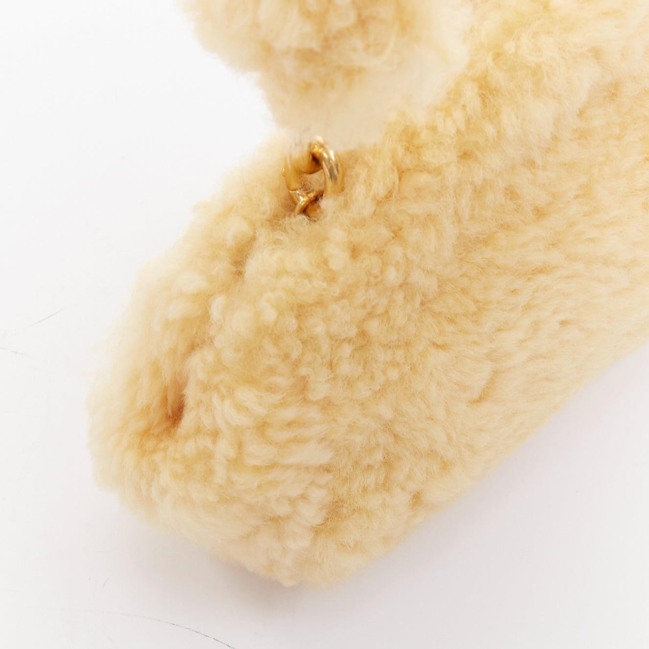 BOTTEGA VENETA Sherpa Teddy Bolso bandolera con cadena de piel de cordero dorada en la axila en venta 3