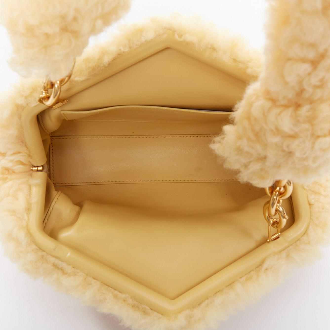 BOTTEGA VENETA Sherpa Teddy Bolso bandolera con cadena de piel de cordero dorada en la axila en venta 4