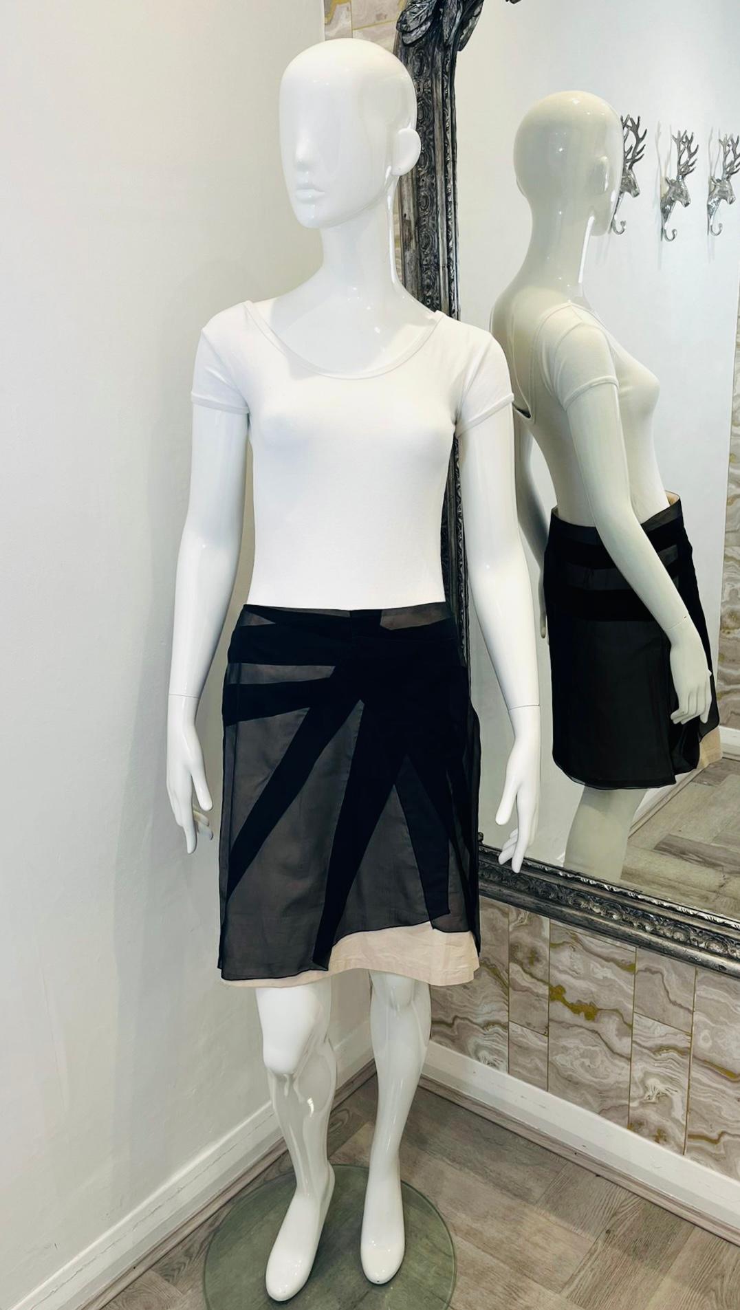 Bottega Veneta Silk & Cotton Layered Skirt

Ivory based skirt designed with sheer layer detailed with black, wide abstract stripes.

Featuring above-knee length and concealed zip fastening to the side.

Size – 40IT

Condition – Very