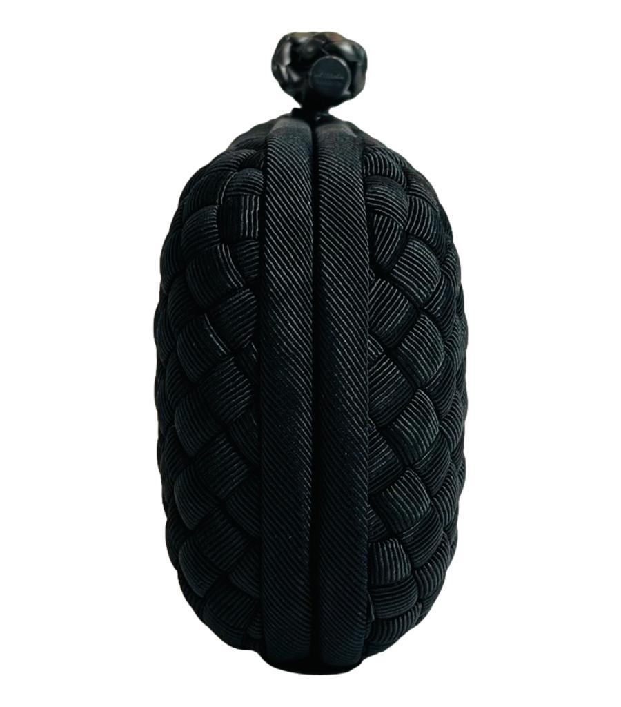 Bottega Veneta Silk Long Top Knot Clutch Bag

Black bag designed with the brand's signature Intrecciato weave.

Features black palladium knot twisted closure.

Size – Height 11cm, Width 25cm, Depth 6.5cm

Condition – Very Good

Composition –