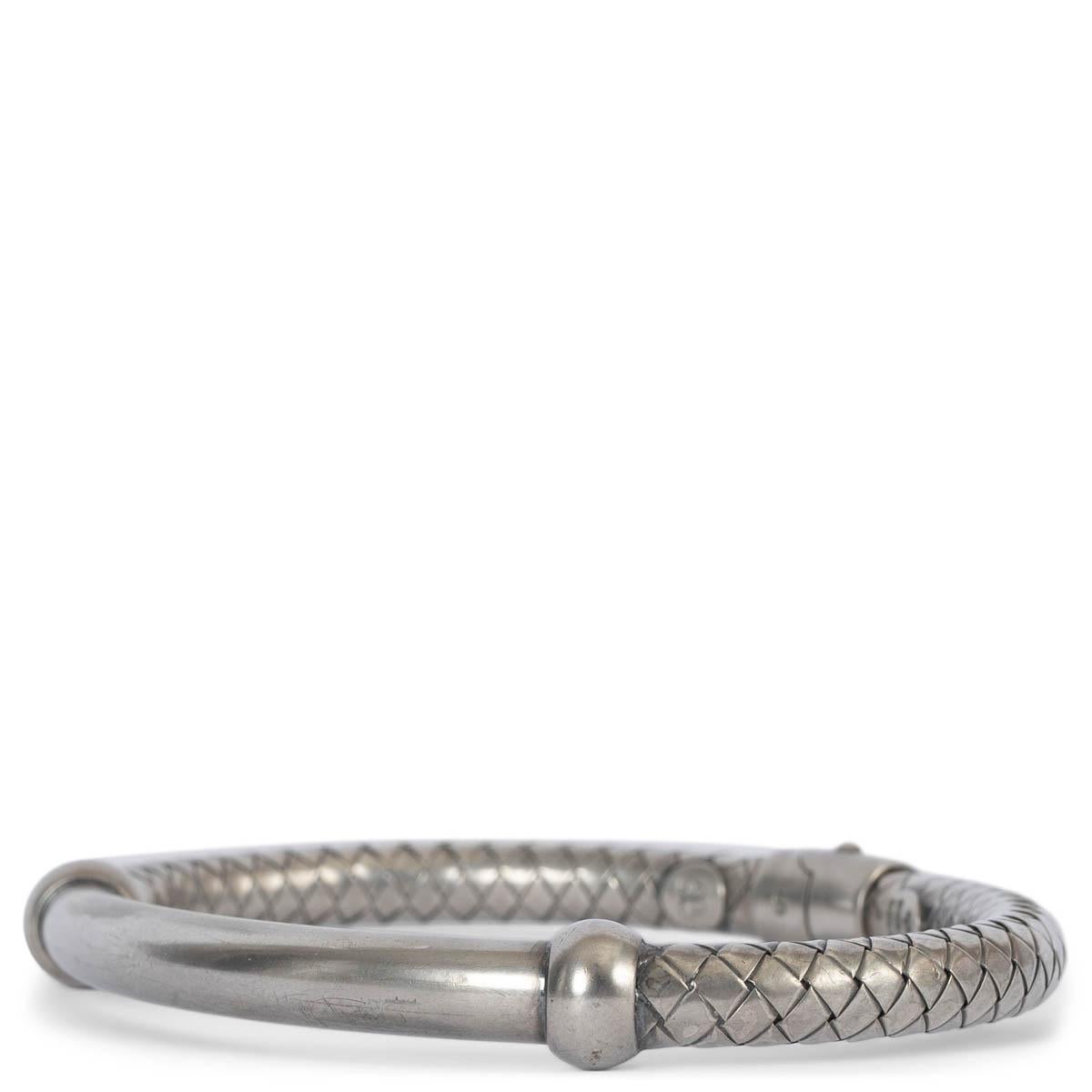 100% authentique Bottega Veneta intrecciato bangle bracelet en argent sterling antique. Il est doté d'un fermoir lisse et d'un corps tissé à la main. A été porté et est en excellent état. 

Mesures
Taille de l'étiquette	S
Circonférence	16cm