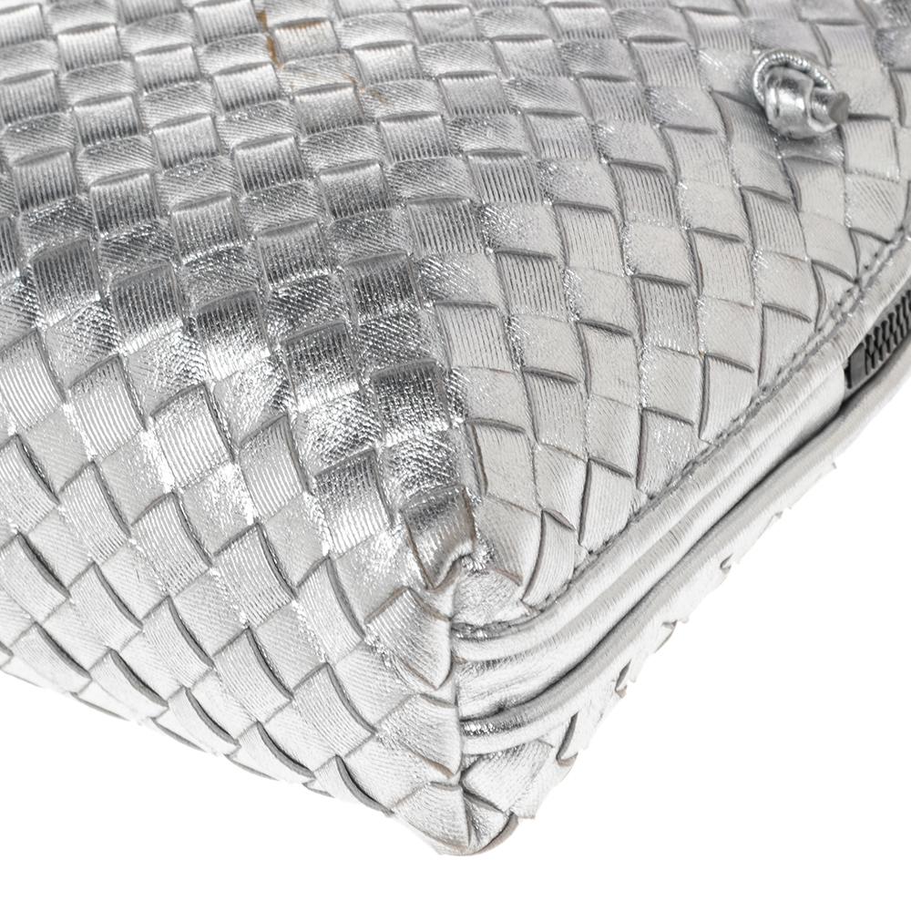 Bottega Veneta Silver Intrecciato Leather Nodini Crossbody Bag In Good Condition In Dubai, Al Qouz 2