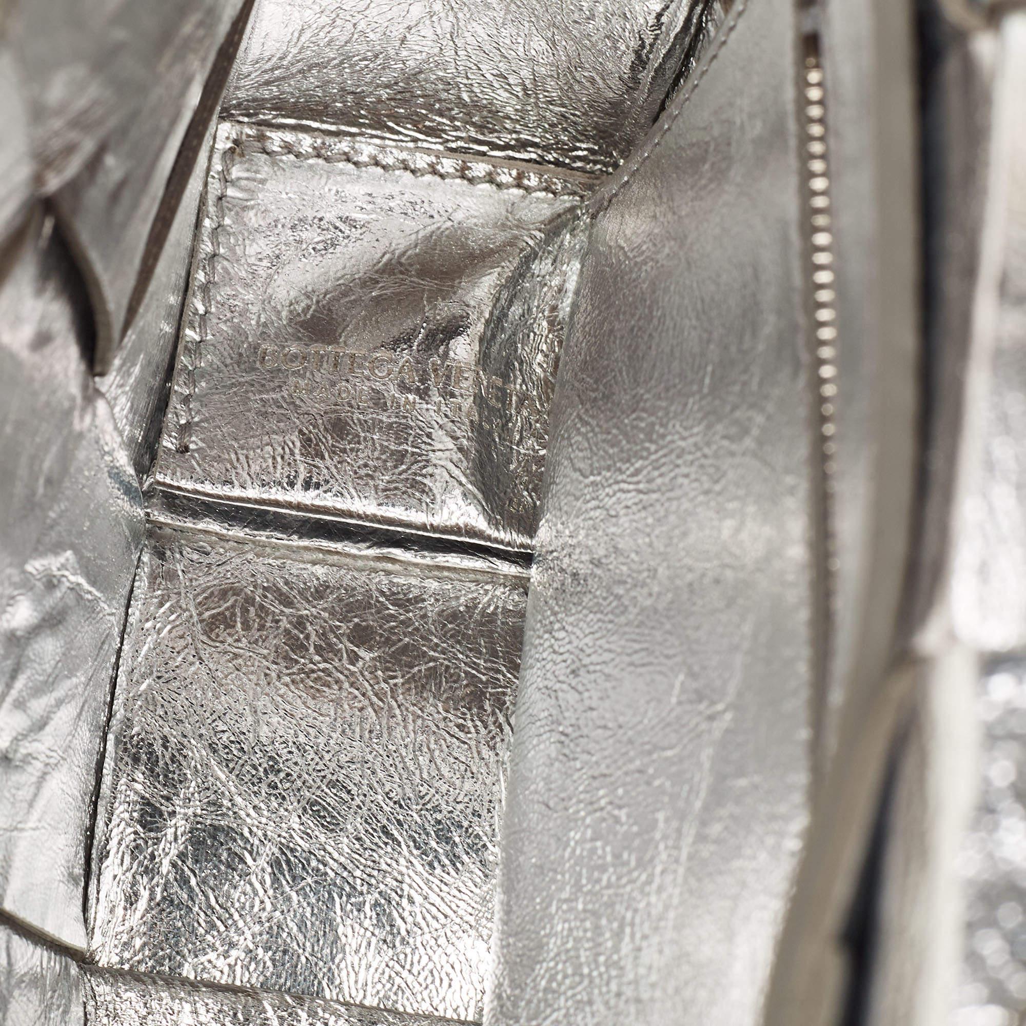 Bottega Veneta Silver Intreccio Leather Cassette Shoulder Bag In Excellent Condition In Dubai, Al Qouz 2