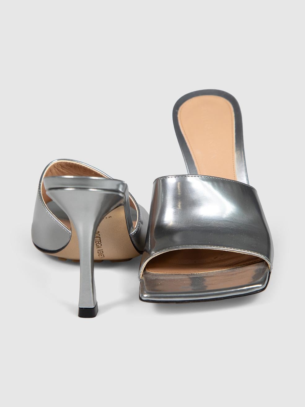Bottega Veneta Mules à talons en cuir stretch Silver Taille IT 36 Excellent état - En vente à London, GB